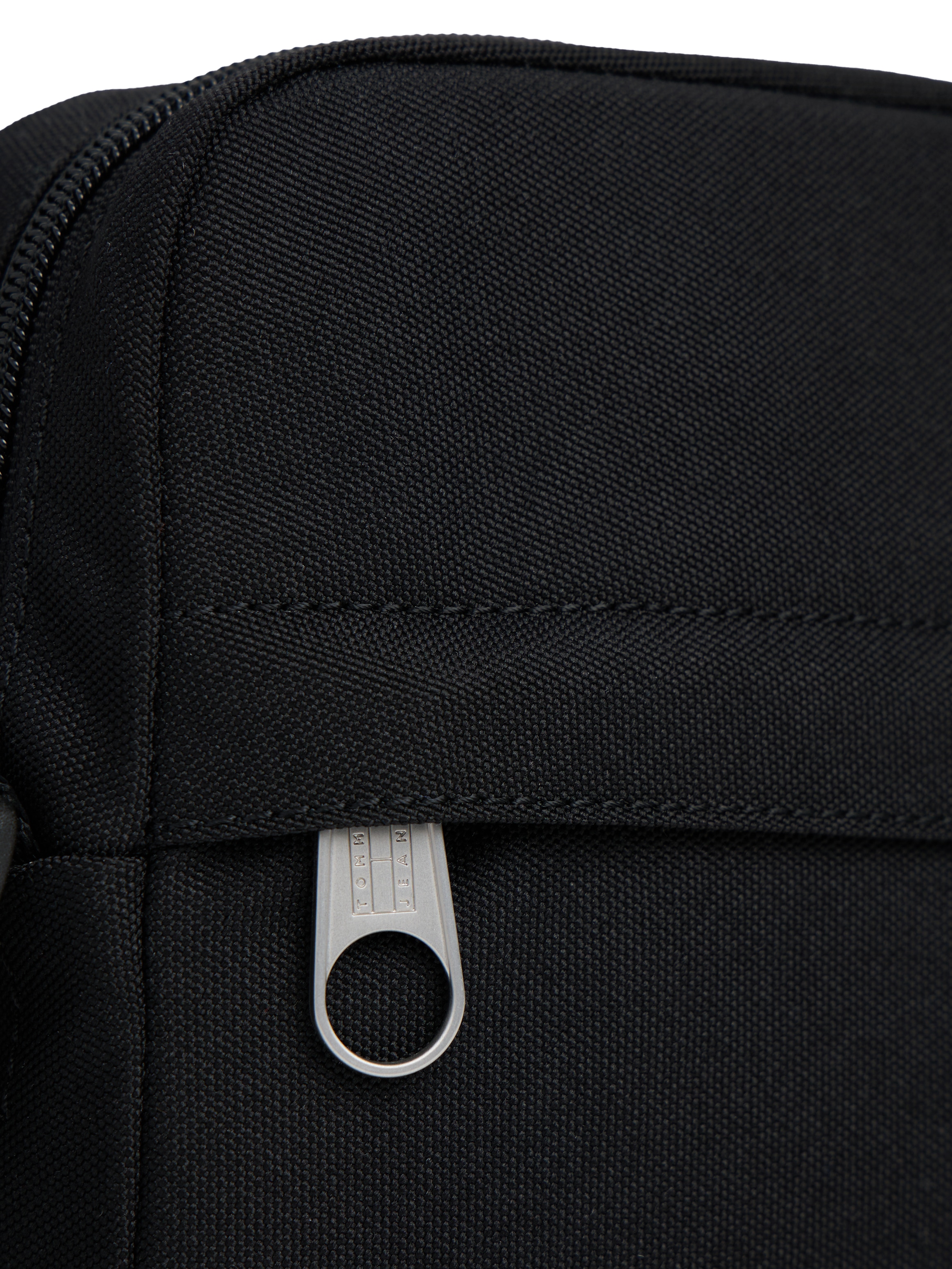 Tommy Jeans Umhängetasche »TJM ESS DAILY REPORTER«, Men Schultertasche, Freizeitasche mit Tommy Jeans Flaggen-Aufnäher