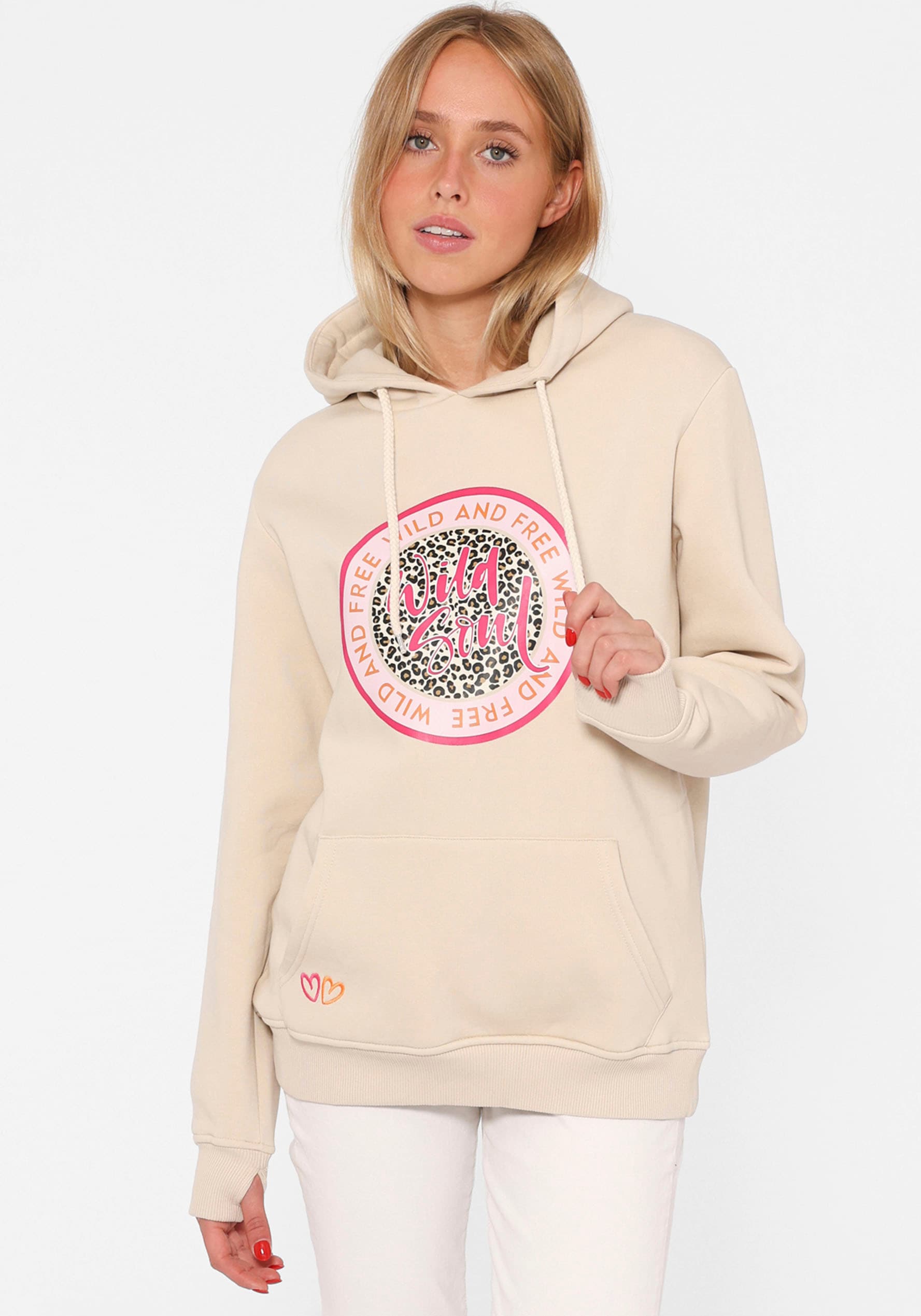 Hoodie, mit "Wild and Free"-Aufdruck im Leo-Design und gestickten Herzen