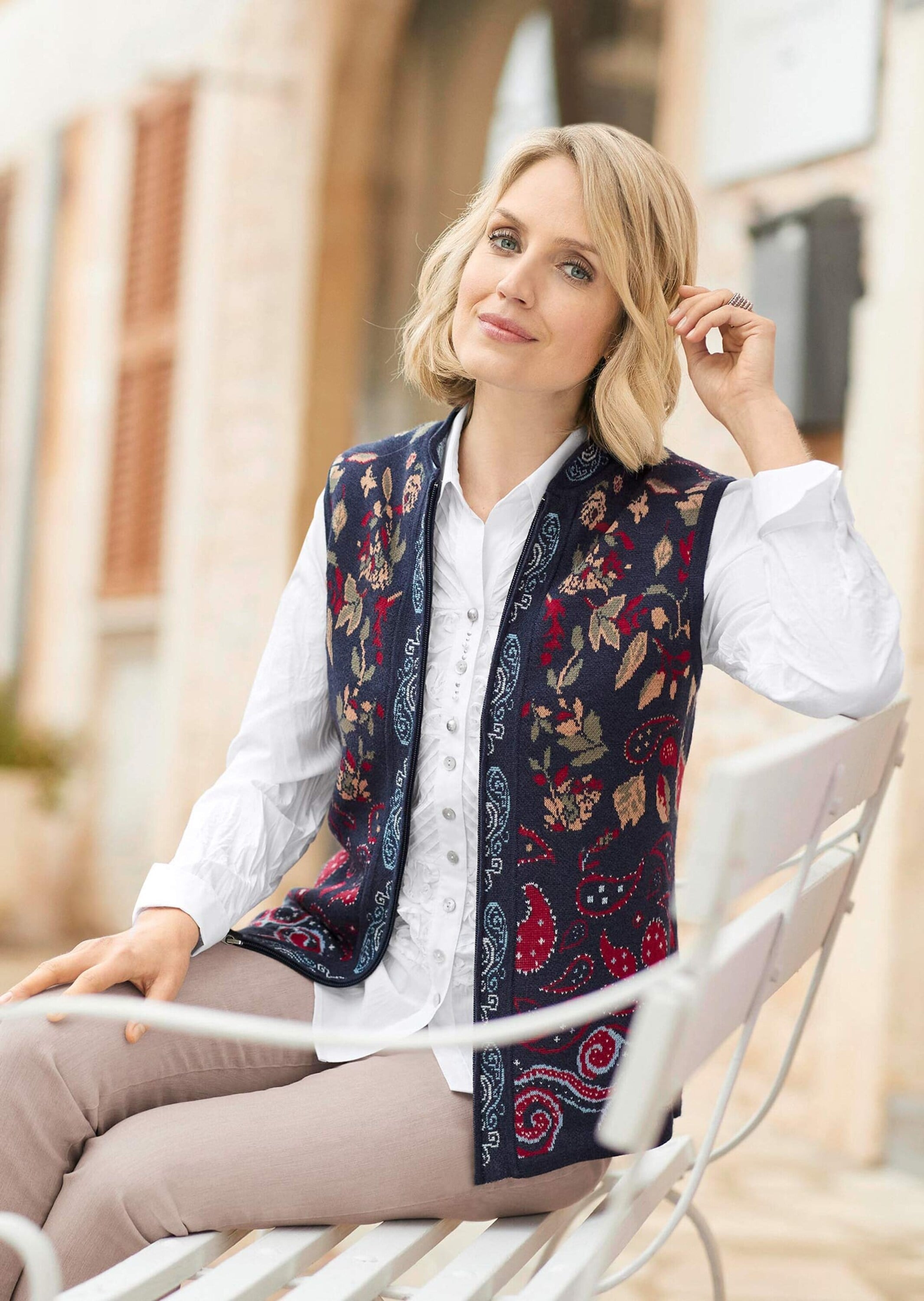 GOLDNER Strickjacke »Kurzgröße Strickweste mit aufwändigem Jacquardmuster«