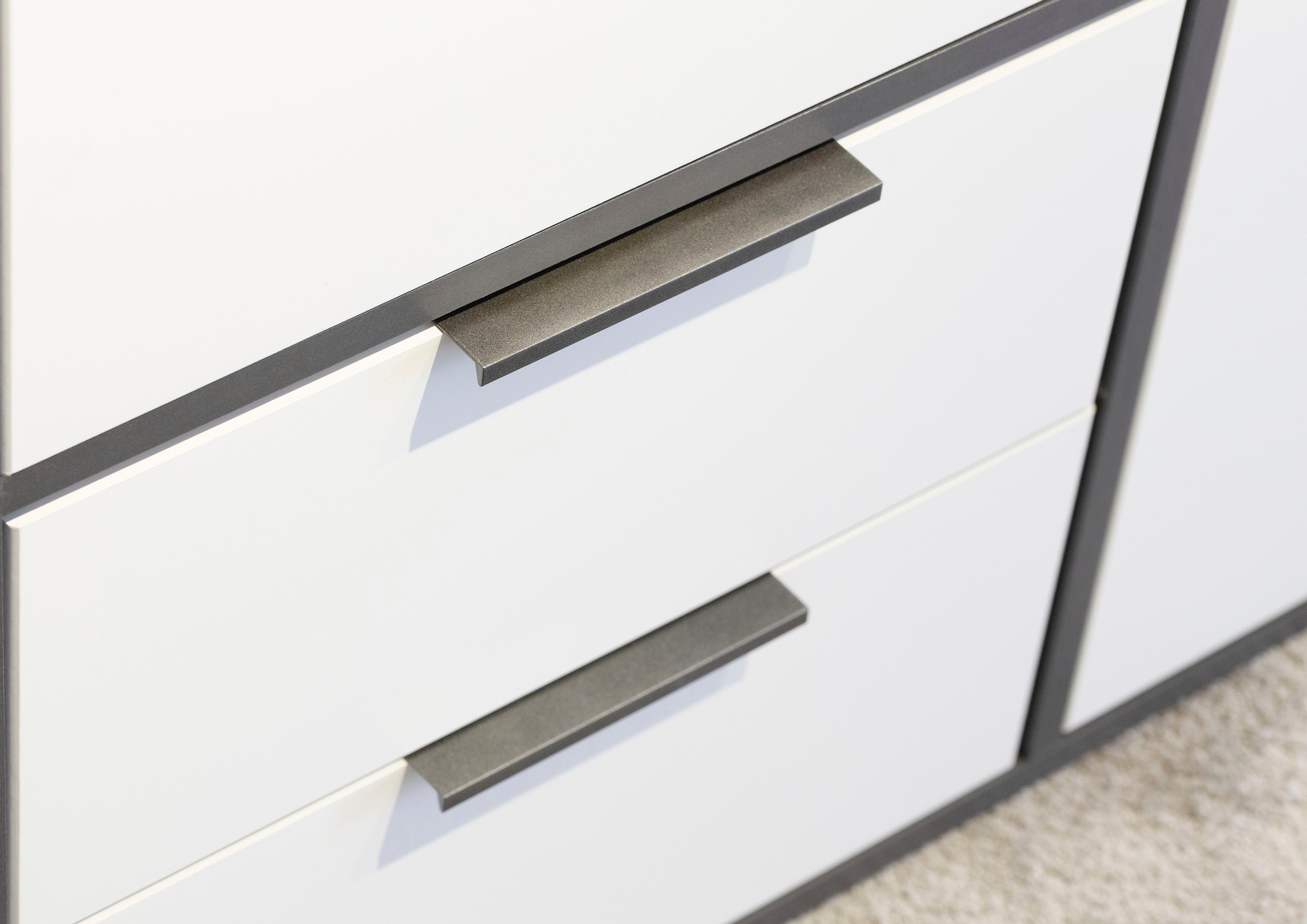 rauch Drehtürenschrank »Kleiderschrank Schrank Garderobe Wäscheschrank NAGATA viel Stauraum«, (in 3 verschiedenen Ausstattungen BASIC/CLASSIC/PREMIUM), mit Schubladen sowie Stangengriffen TOPSELLER MADE IN GERMANY