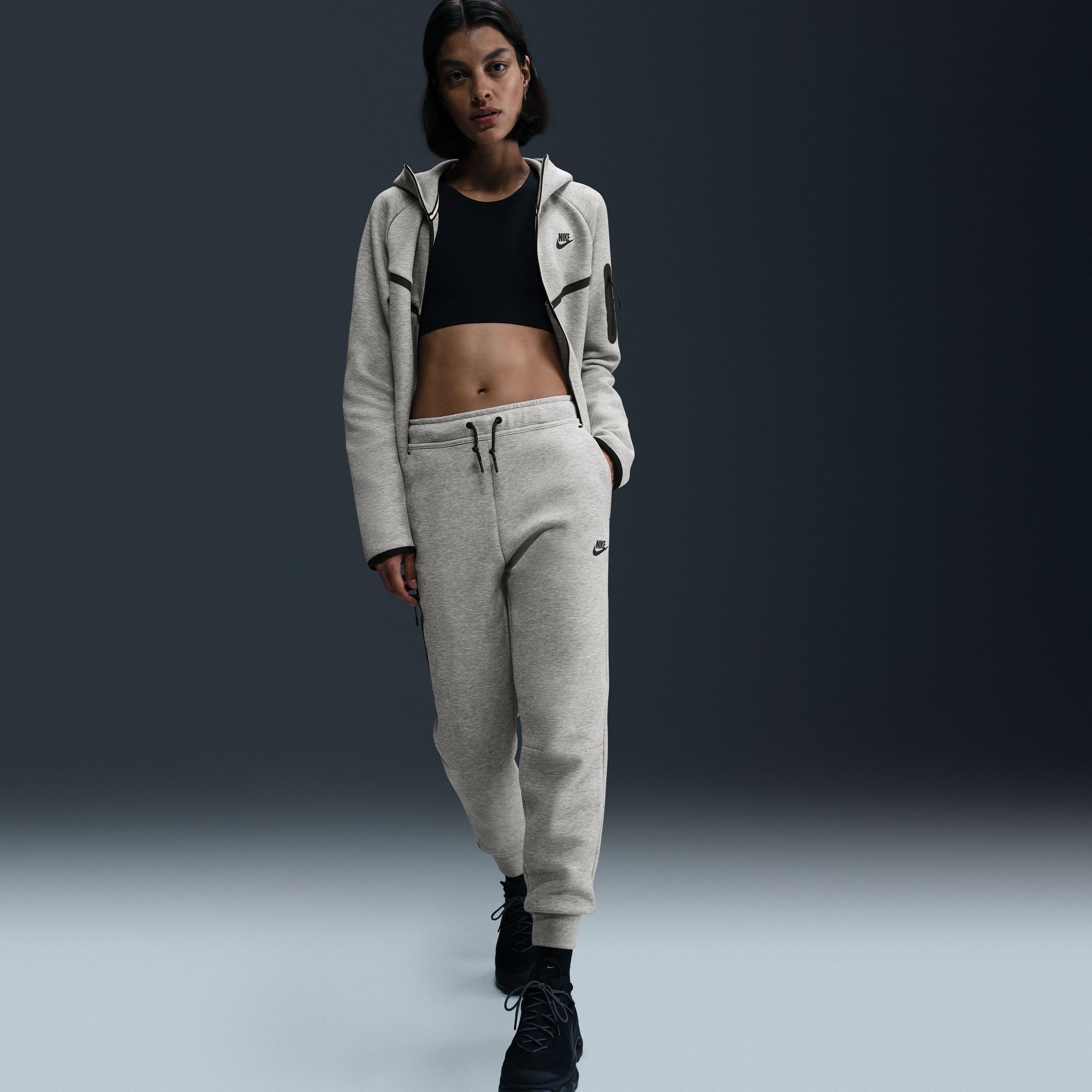 Nike Sportswear Sporthose »W NSW TCH FLC MR JGGER 2«  schnell trocknendes Material, atmungsaktiv, mit Kordelverschluss