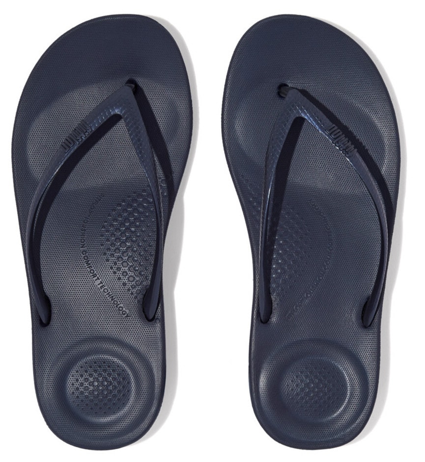Fitflop Zehentrenner »IQUSHION«, Keilabsatz, Sommerschuh, Schlappen in schmaler Form