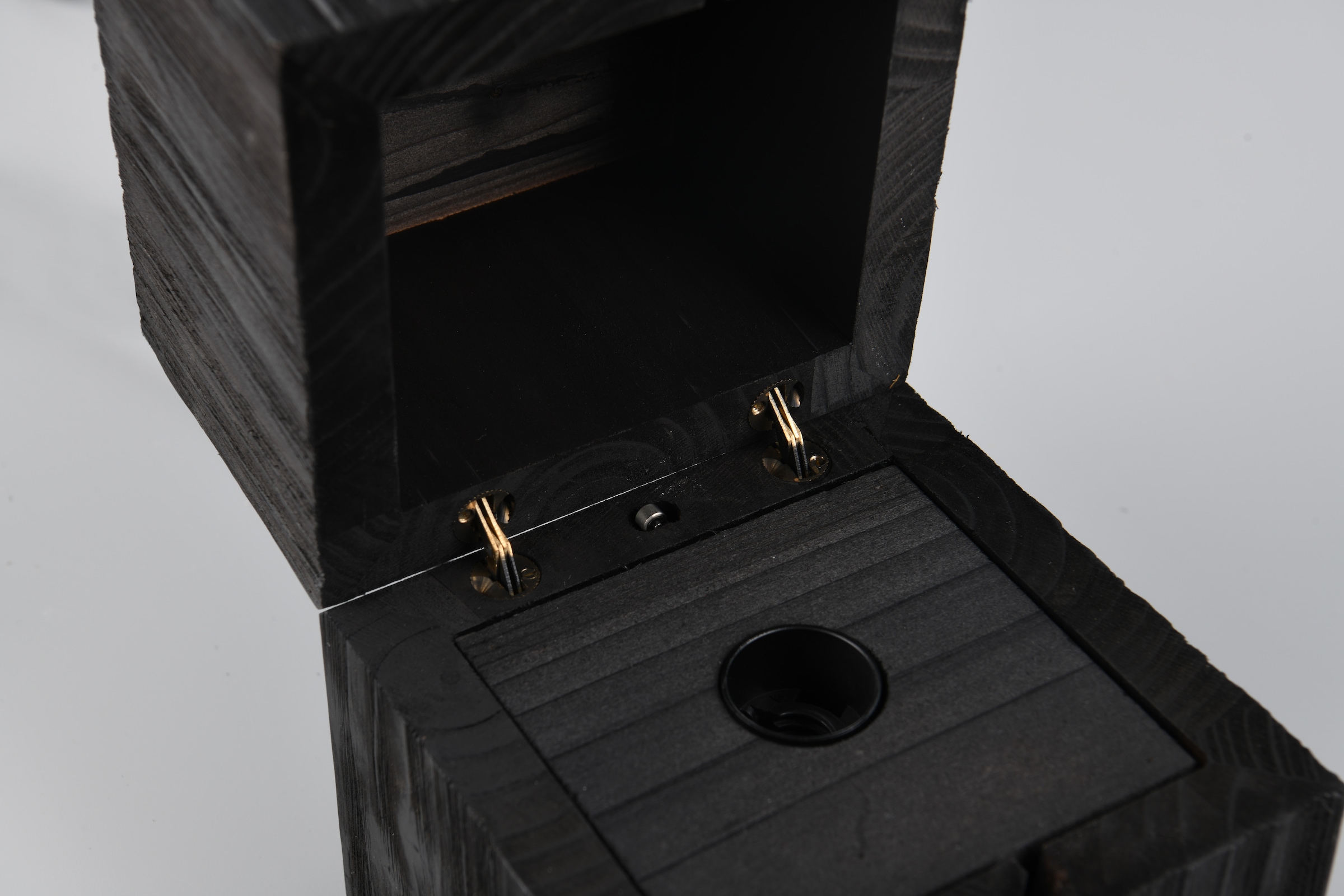 TRIO Leuchten Schreibtischlampe »TREASURE, Deko Tischleuchte Schatzkiste inkl 1xE14 LED 225 Lumen 2700K« E14 1 Stk. Warmweiß Licht startet bei öffnen der Box, Schnurschalter, Naturholz Tischlampe