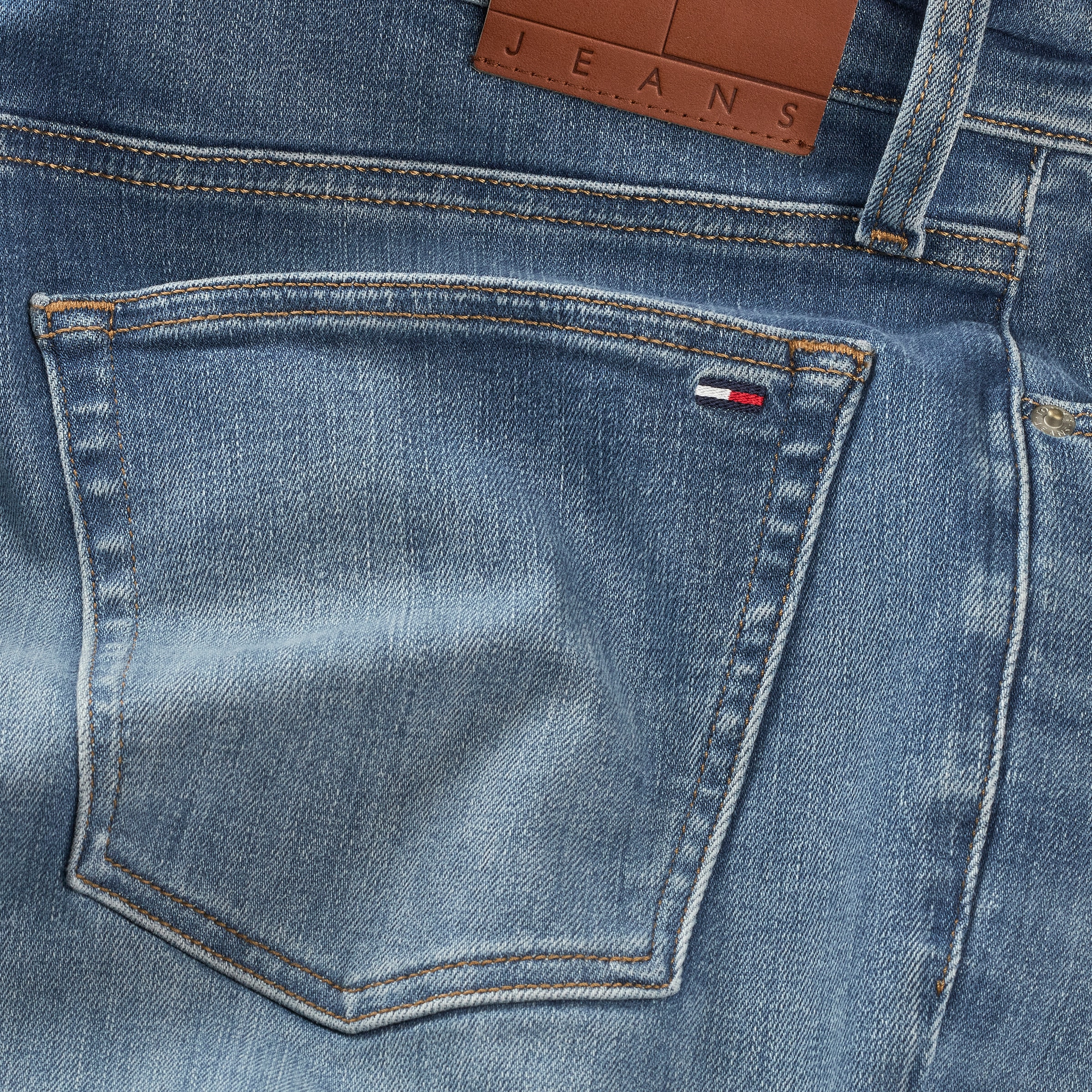 Tommy Jeans Gerade Jeans »SCANTON SLIM BI0234«, Mit Markenlabel aus Leder hinten