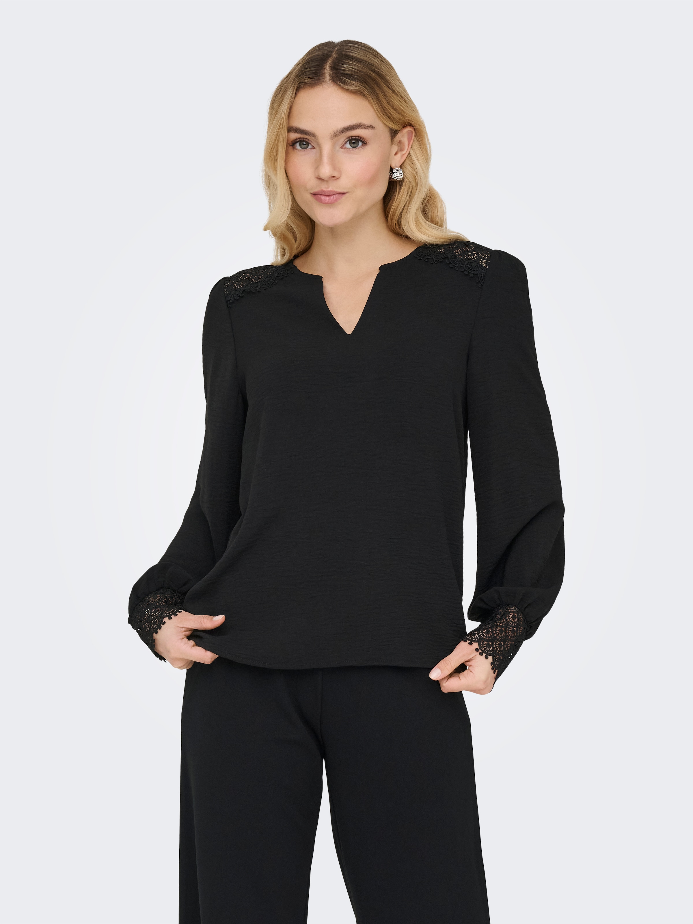 ONLY Langarmbluse »ONLCERENA METTE L/S LACE VNECK TOP WVN« Kunstfaser, regular fit, V-Ausschnitt