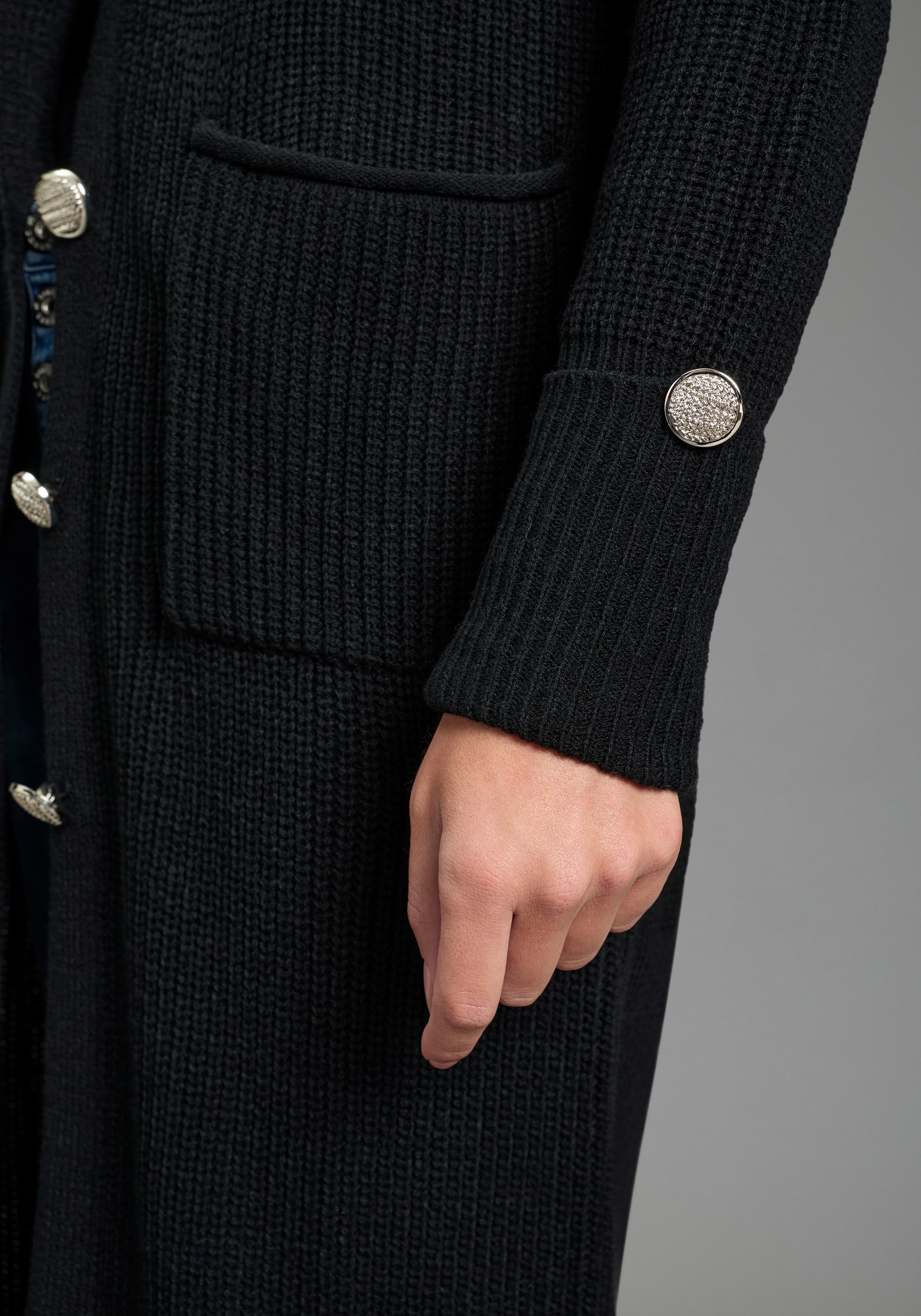Bruno Banani Longstrickjacke Oversize-Passform, ca. Mitte Knie, mit Knöpfen, unifarben, ohne Kragen