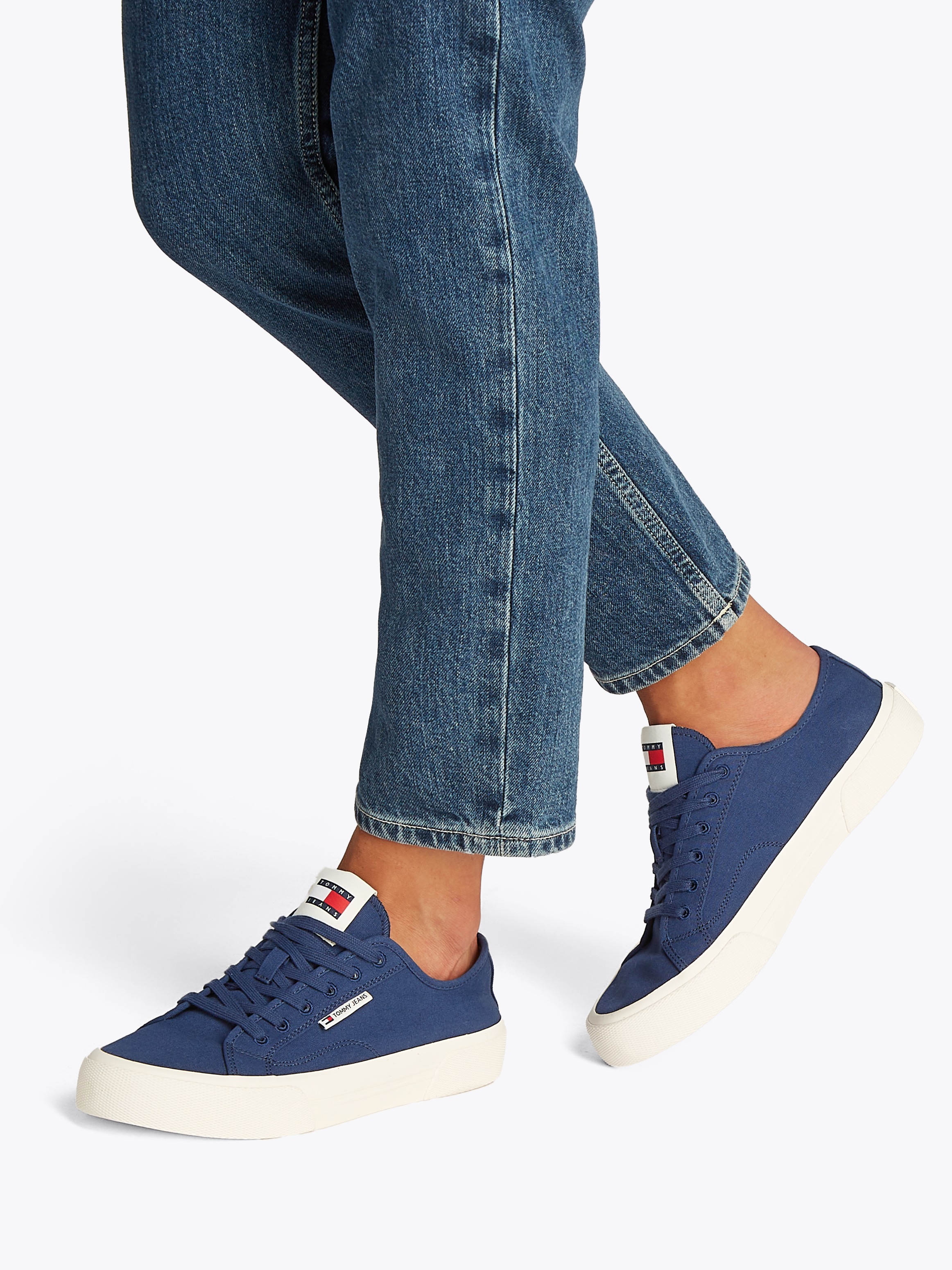 Tommy Jeans Sneaker »TJM LACE UP CANVAS COLOR«, Freizeitschuh, Halbschuh, Schnürschuh mit Logo-Aufnäher an der Zunge
