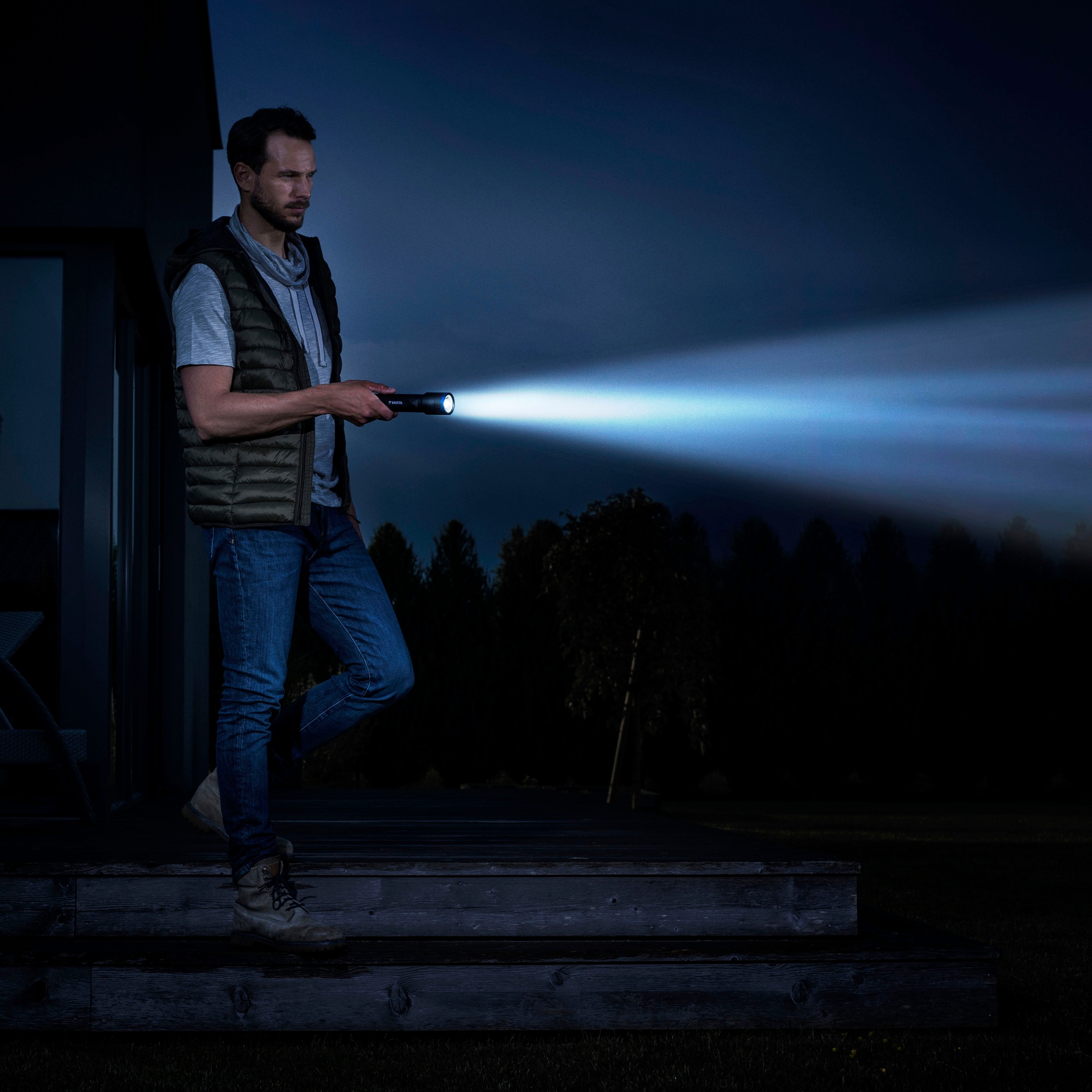 VARTA Taschenlampe »Night Cutter F40 Premium«, (Set), 1000 Lumen Leuchtstärke, vier Leuchtmodi, schwarz