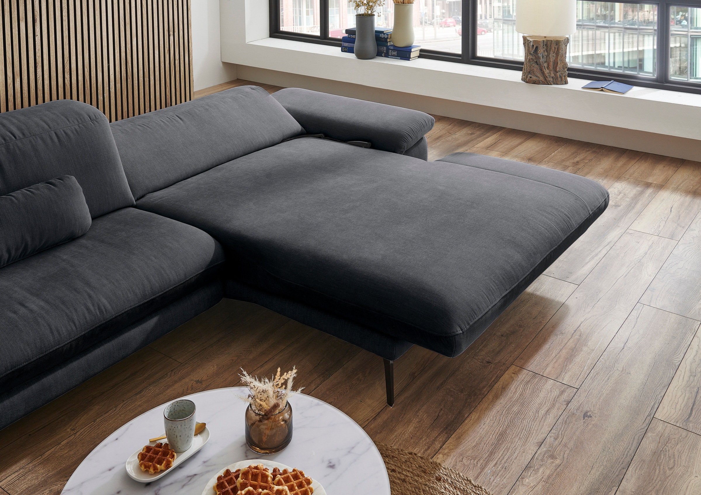 Die PlanBar Ecksofa »MP-IN22025 L-Form«, mit Kopfteilverstellung, wahlweise mit motorischem Canape