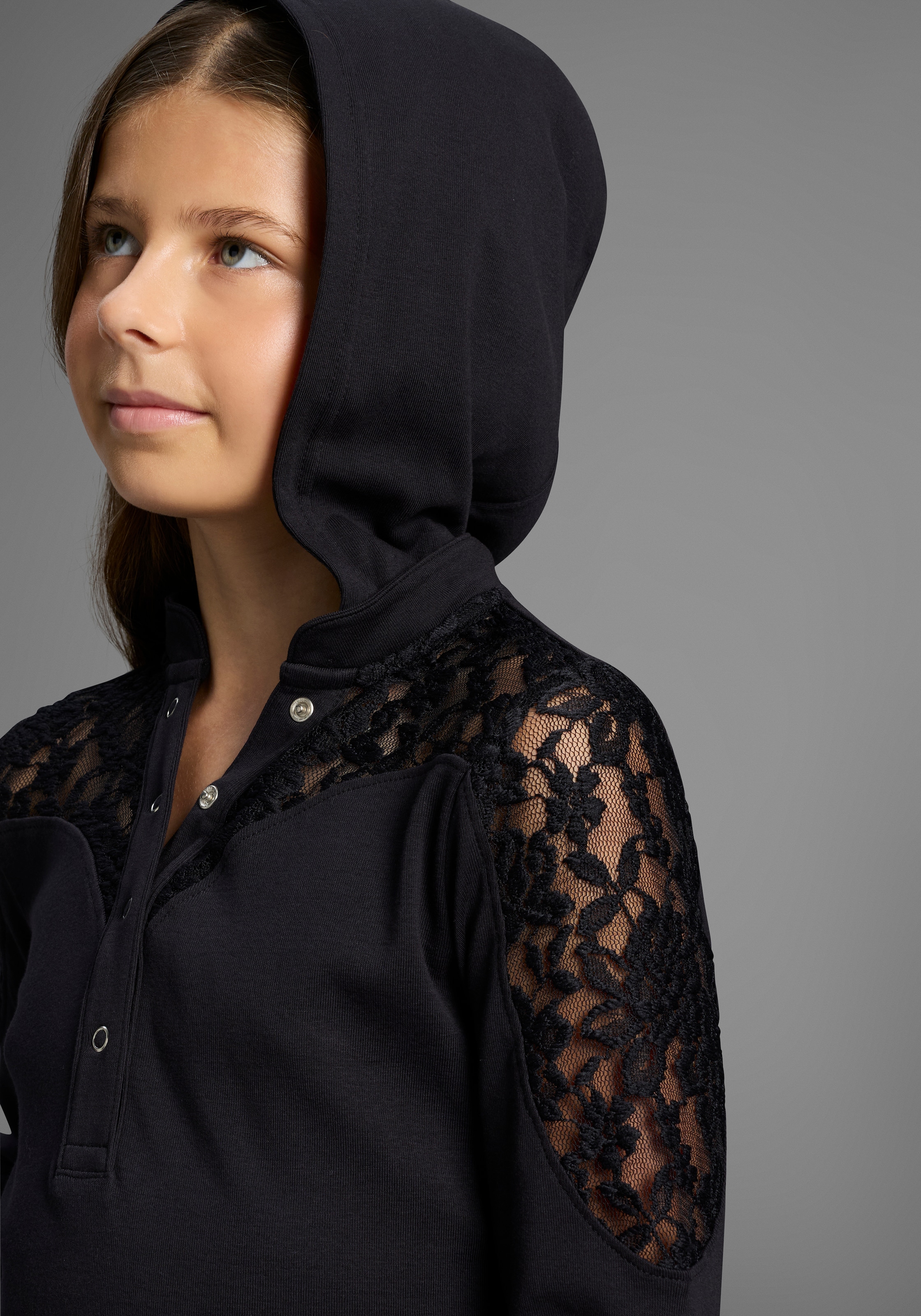 KIDSWORLD Kapuzenshirt »Shirt mit Spitzeneinsatz für Mädchen«, Trendiges Shirt mit Spitzeneinsatz