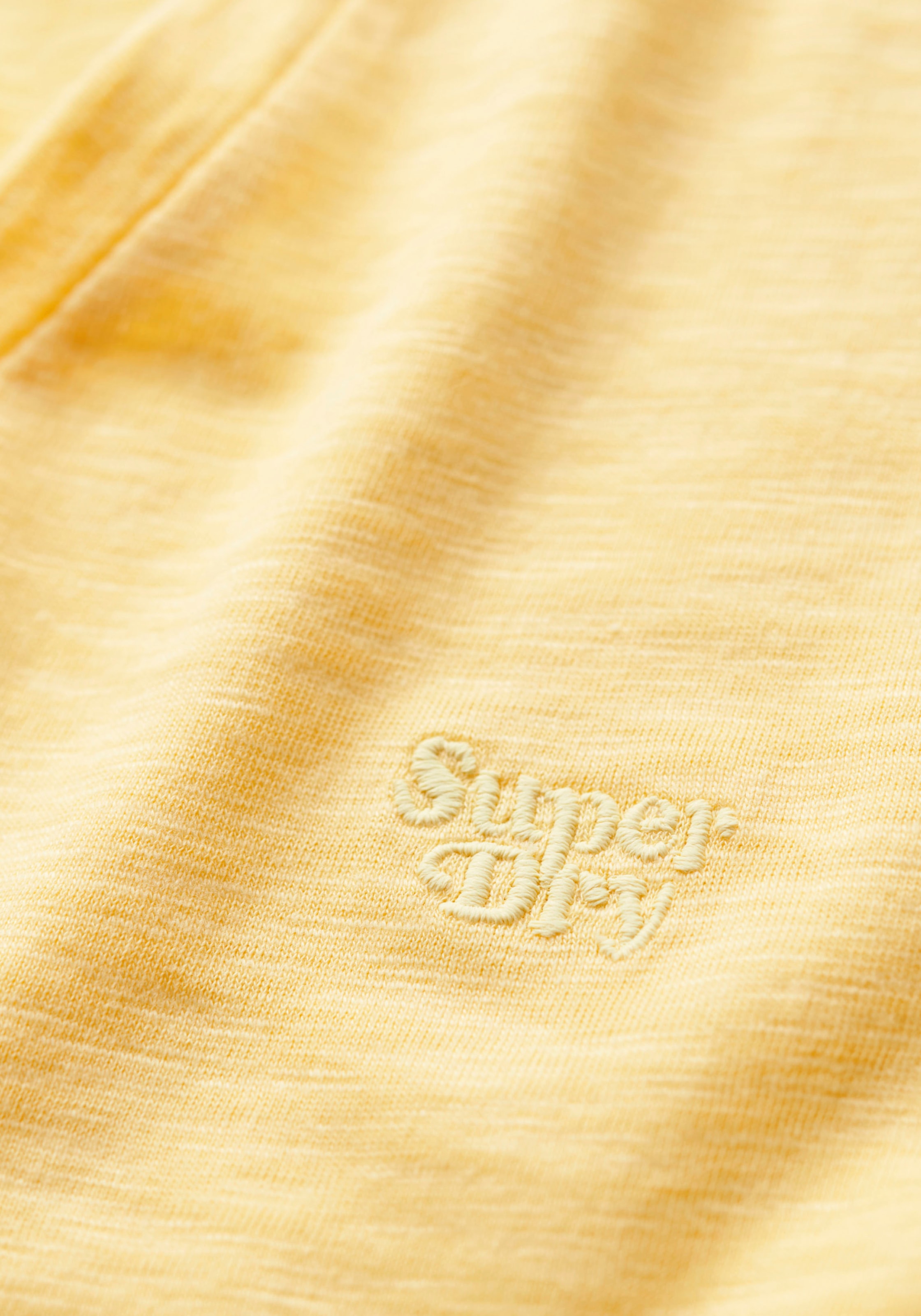 Superdry V-Shirt »STUDIOS SLUB EMB VEE TEE«, strukturiertes T-Shirt mit V-Ausschnitt und Stickerei