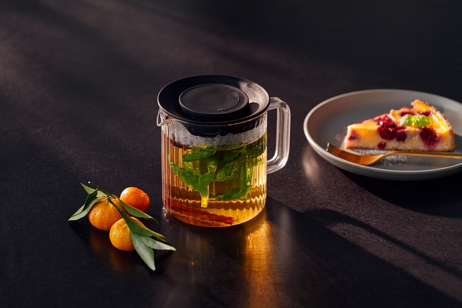 RESTO Kitchenware Teekanne »Ain, hitzebeständige Glaskanne im 3D Design, Höhe ca. 13 cm« 1 l 4 Stk. tlg. mit herausnehmbarem Filtersieb aus Edelstahl, im Geschenkkarton