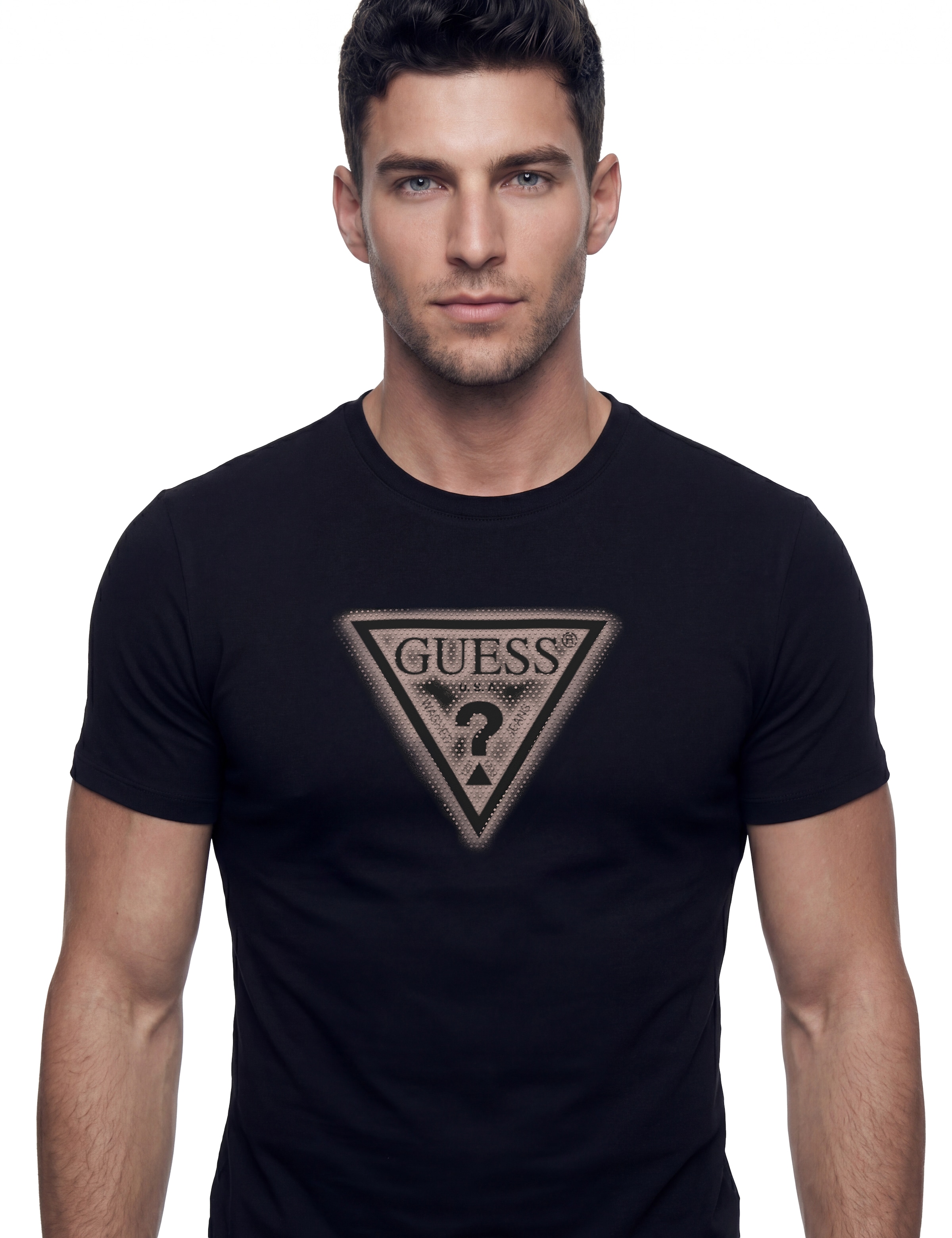 Guess T-Shirt »TRIANGLE SPRAY TEE« Rundhalsausschnitt, Baumwoll-Mix, Slim Fit