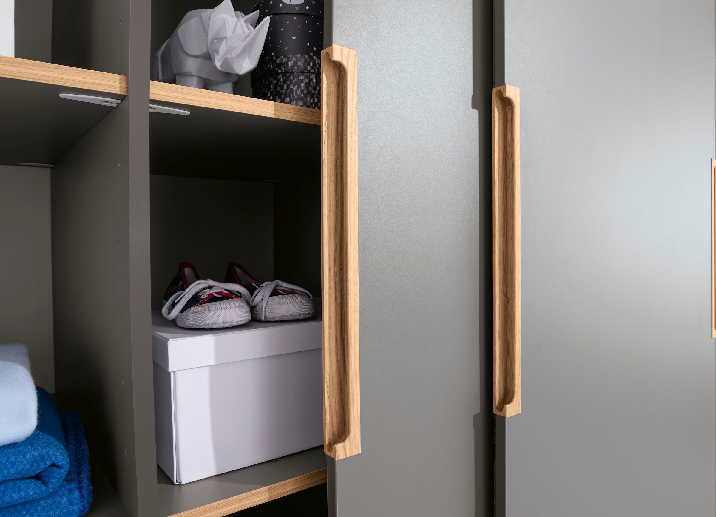 PAIDI Schiebetürenschrank »STIENE in Beige oder Grau, 2 Türen und 1 Schublade mit Soft-Close« B/H/T ca. 164/200/62cm,  mit Kleiderstangen+Einlegeböden, Kleiderschrank mit Massivholzgriffen