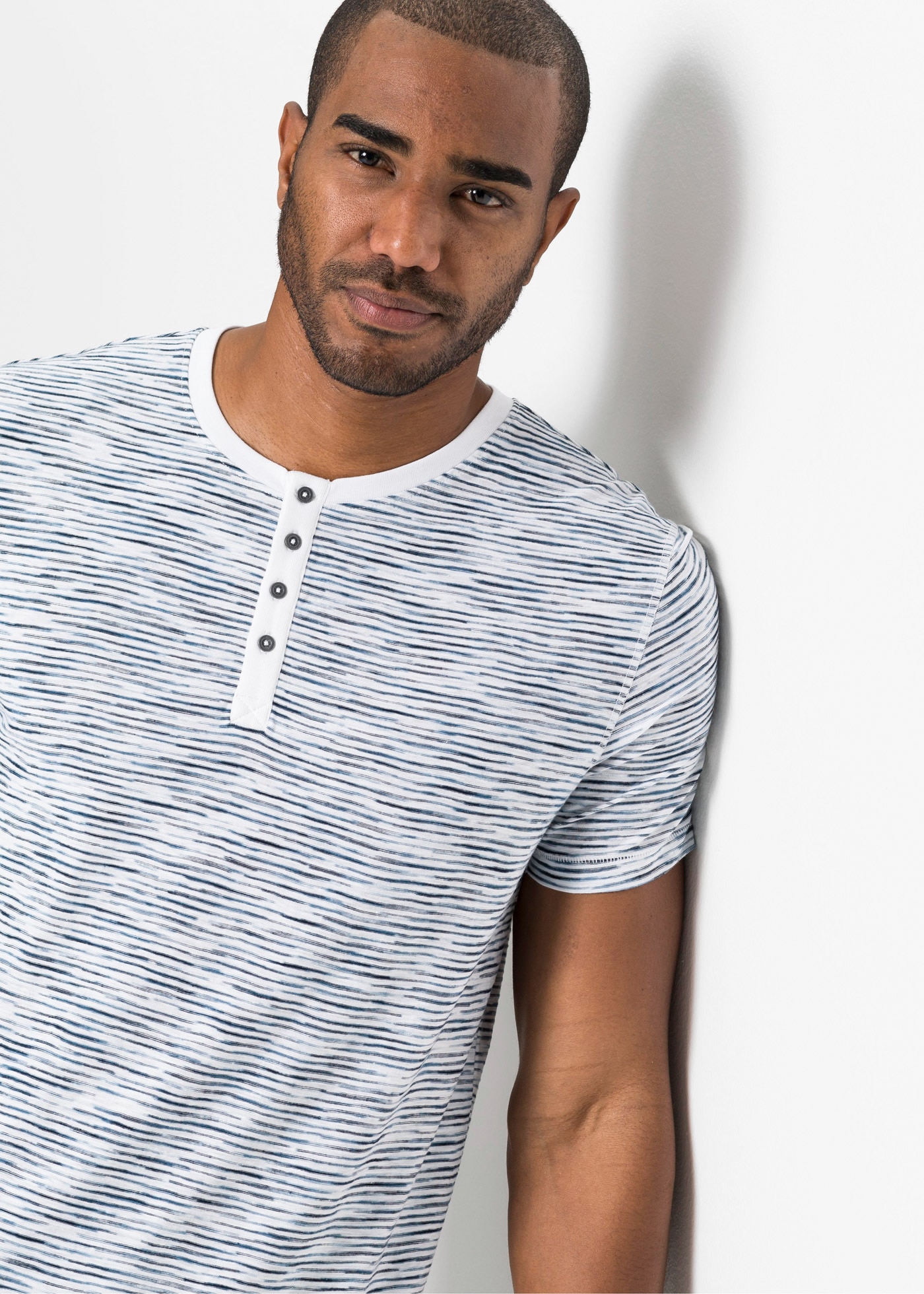 bonprix Henleyshirt Regular Fit, reine Baumwolle, cooler Streifendruck in Melange-Optik