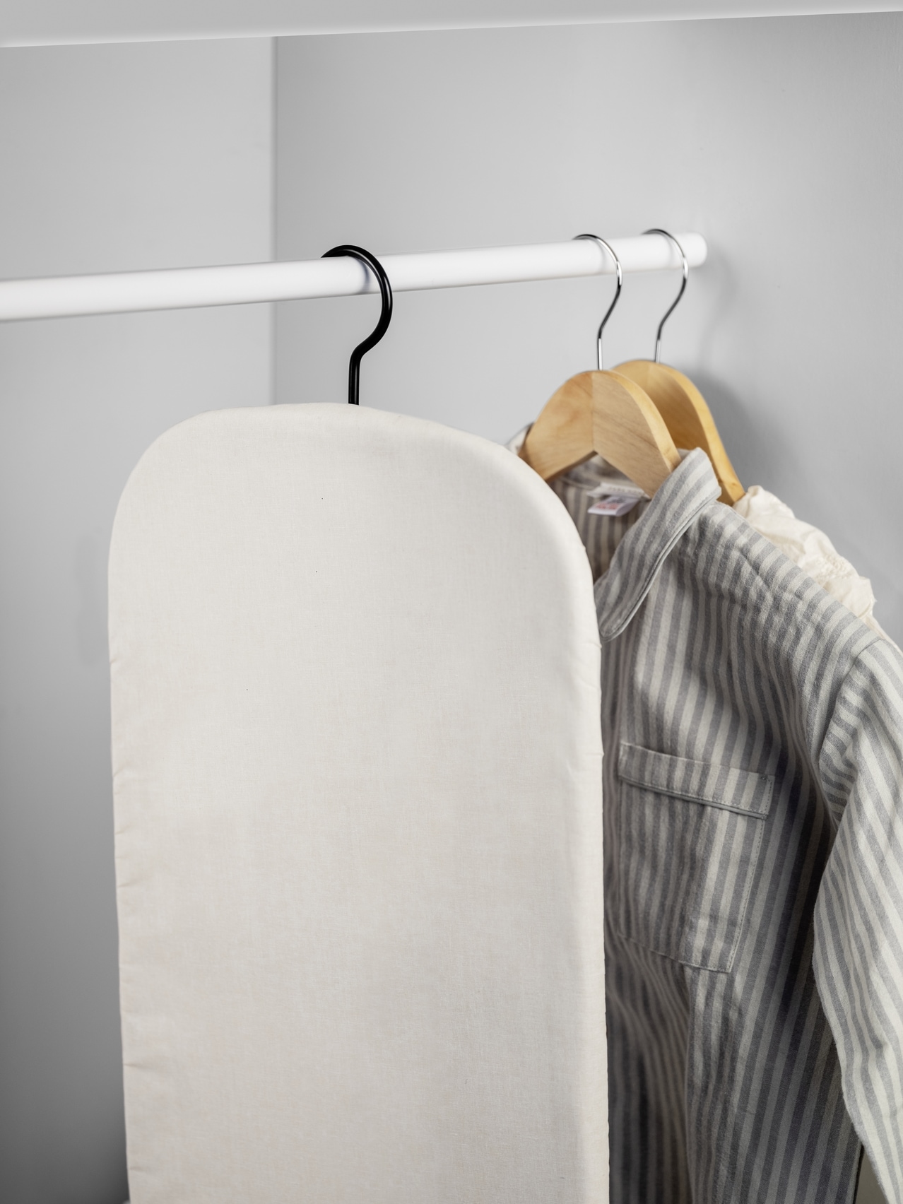 WENKO Tischbügelbrett »Modell Leona« Bügelfläche 77 cmx31 cm platzsparend verstaubar, inkl. Aufhängung