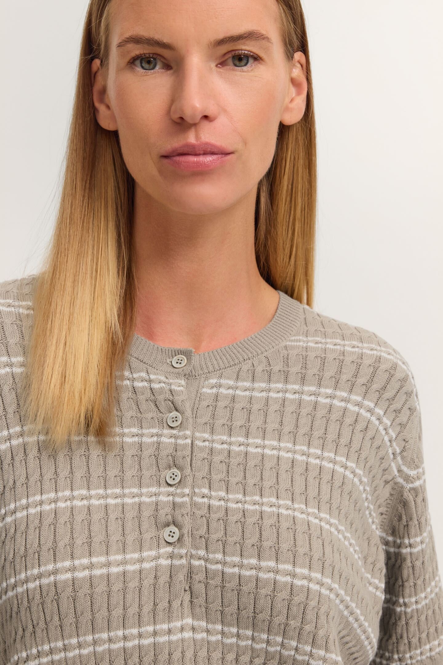 bugatti Rundhalspullover »Gestreift« mit kurzem Arm und Knopfleiste