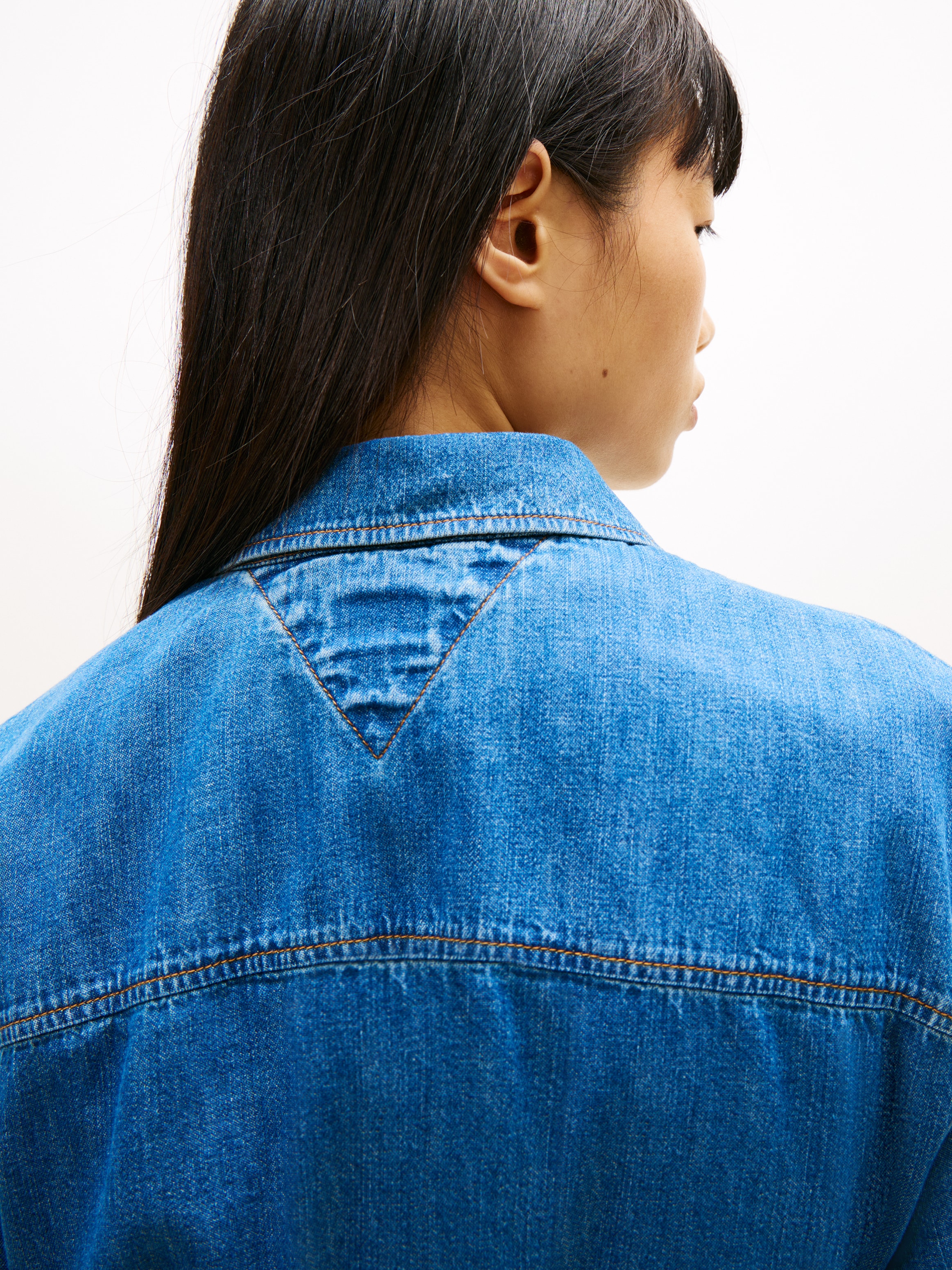 Tommy Jeans Jeanskleid »TJW SHIRT MINI CHAMBRAY DRESS« Brusttasche mit Taillengürtel, Regular Fit