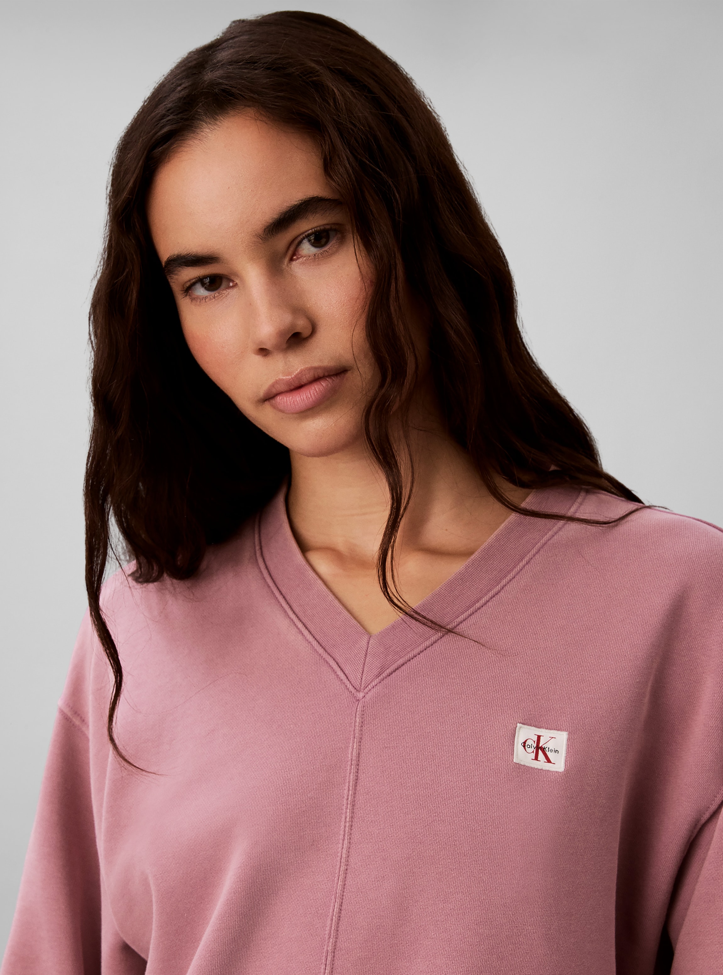 Calvin Klein Jeans Sweatshirt »WOVEN LABEL TERRY V-NECK«, Regular fit mit V-Ausschnitt
