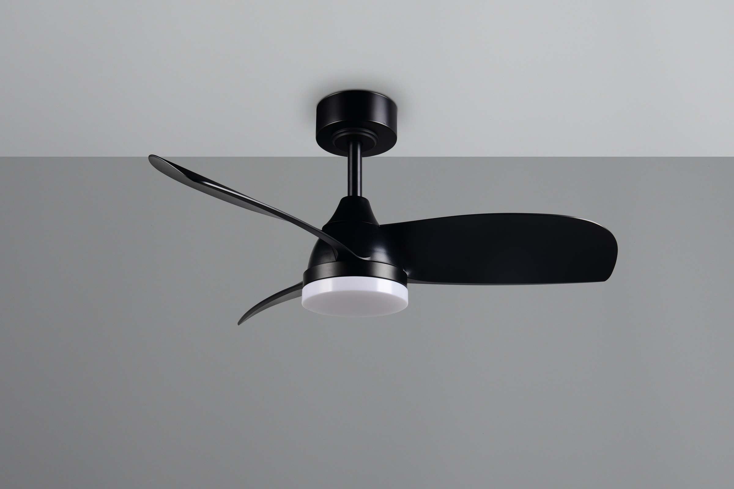 REALITY Leuchten LED Deckenleuchte »HELSINKI mit Ventilator, Deckenventilator mit Licht inkl Fernbedienung« LED-Board 1 Stk. warmweiß - kaltweiß 6 Geschwindigkeiten höhenverstellbar Vor-& Rücklauf dimmbar Nachtlicht