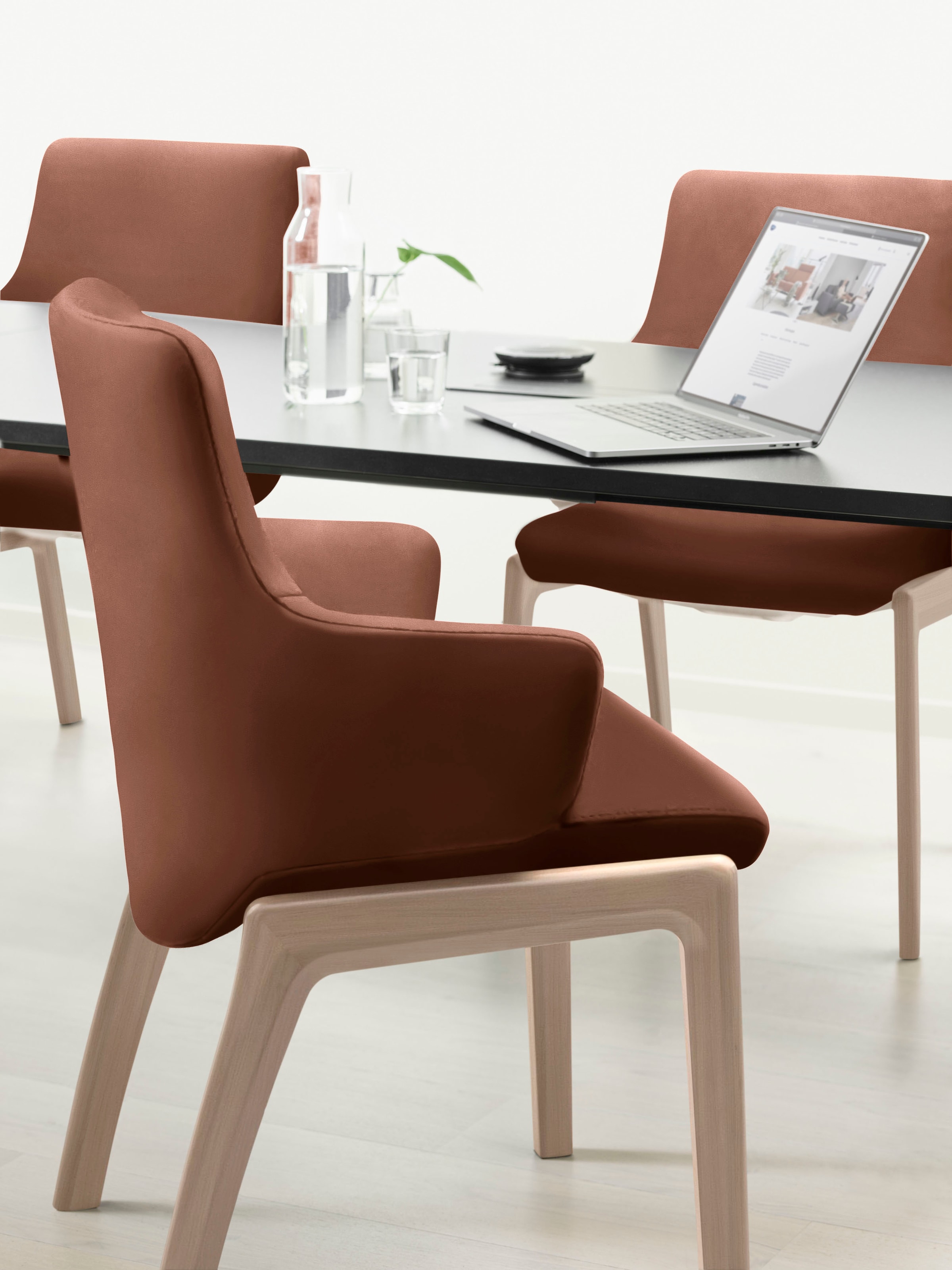 Stressless® Polsterstuhl »Laurel«, Leder PALOMA, Low Back mit Armlehne, Größe L, mit abgerundeten Beinen in Schwarz