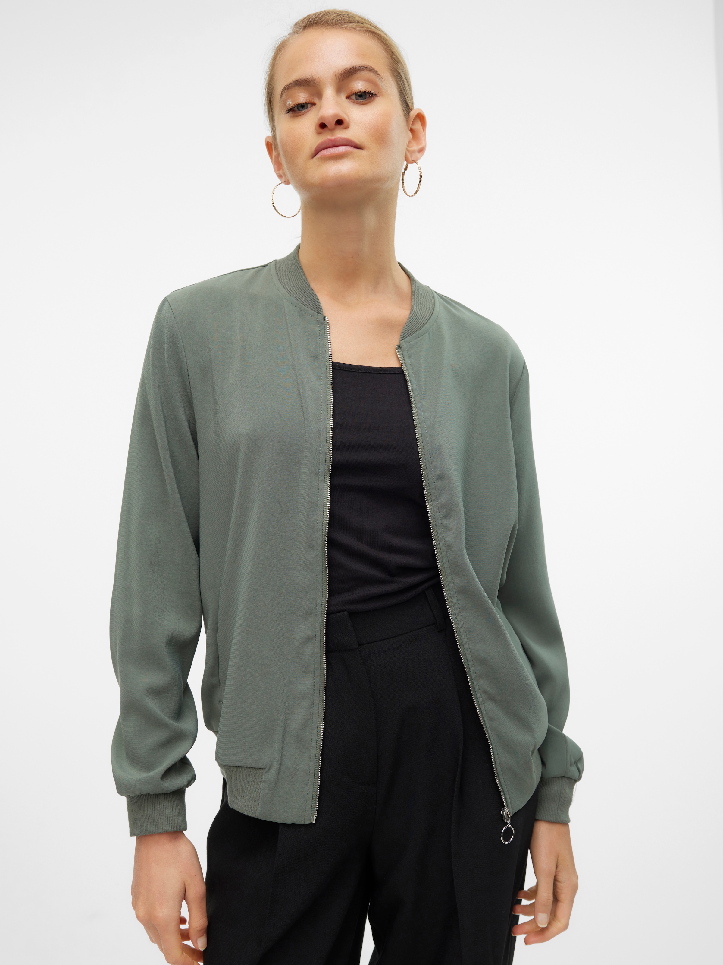 Vero Moda Bomberjacke »VMCOCO L/S BOMBER NOOS« in modisch kurzer Form, mit Stretch