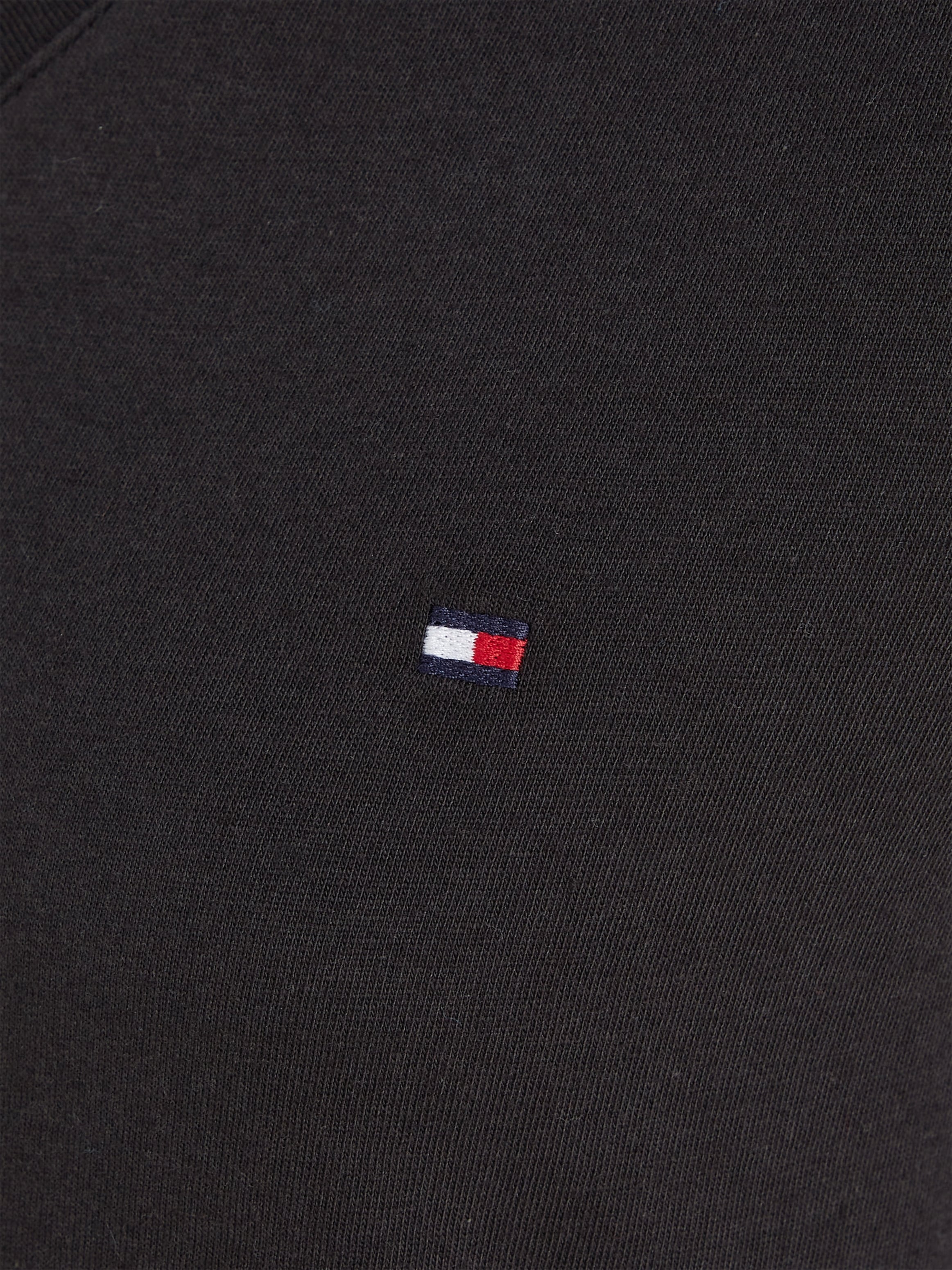 Tommy Hilfiger T-Shirt »HERITAGE V-NK TEE«, mit Tommy Hilfiger Logo-Flag auf der Brust