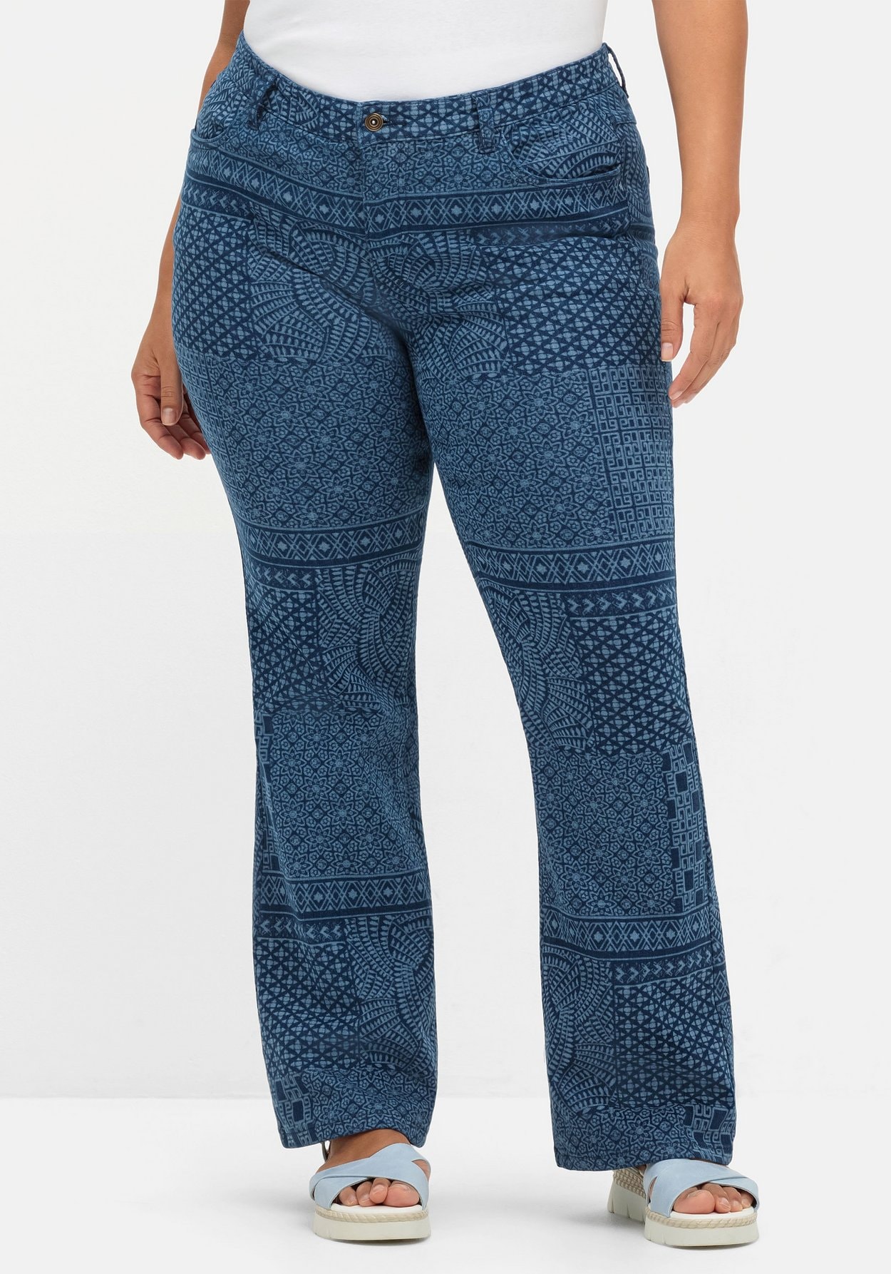 Sheego Bootcut-Jeans »Bootcut-Jeans mit Lasercut-Allovermuster«