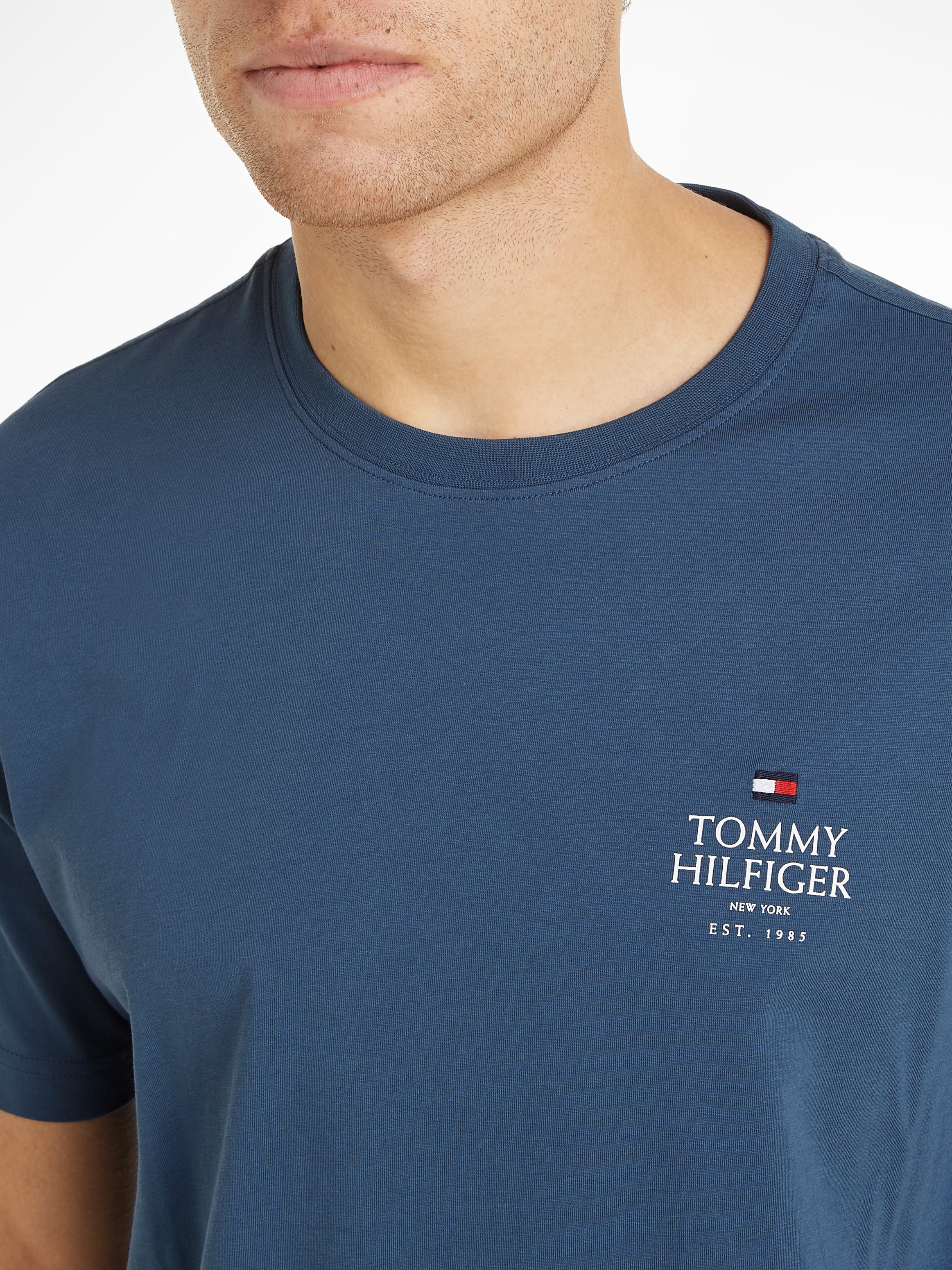 Tommy Hilfiger T-Shirt »HILFIGER STACK TEE«, Mit Markenprint