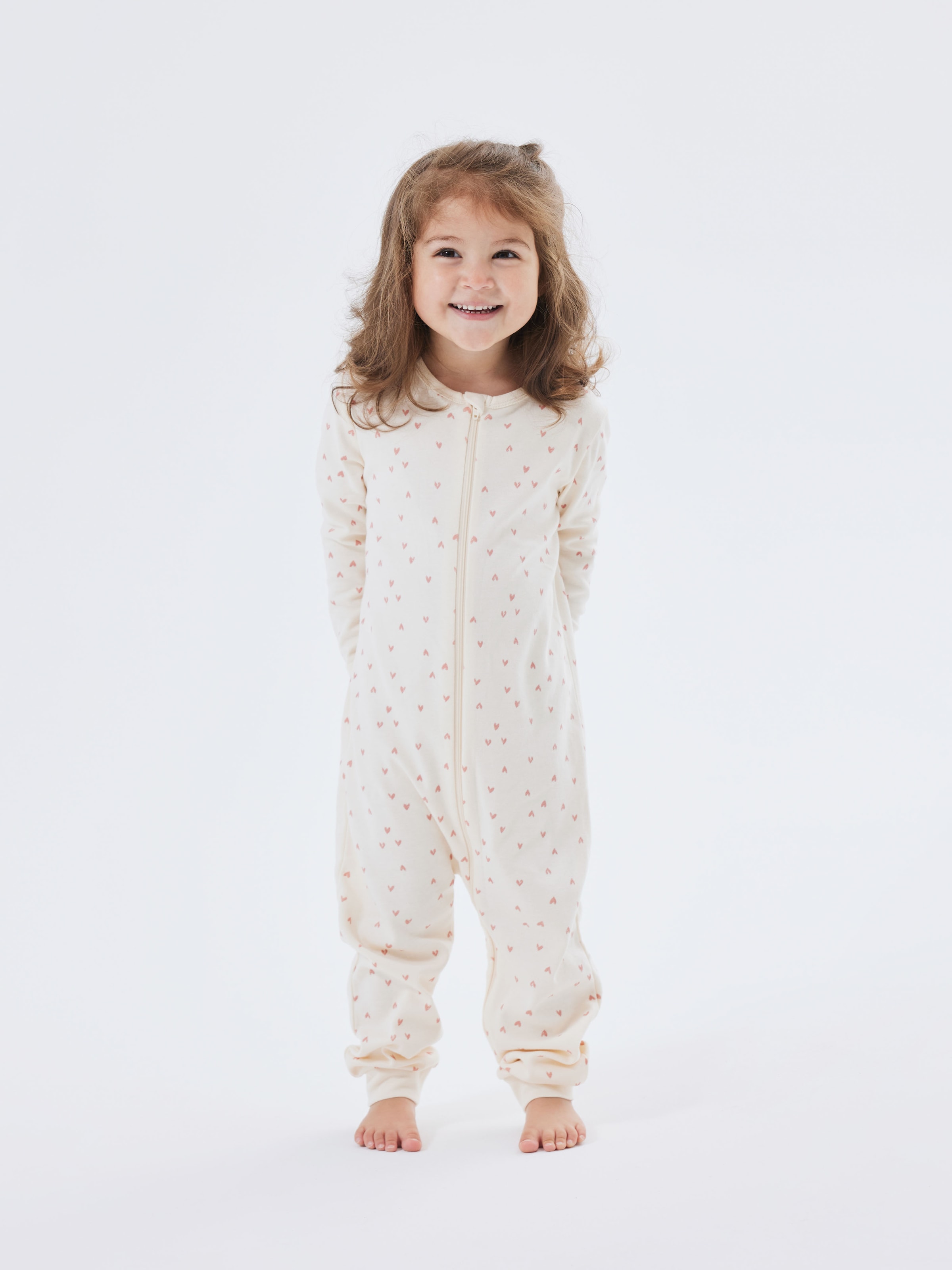 Name It Schlafanzug »NBFNIGHTSUIT ZIP BUTTERCREAM HEARTS NOOS« aus Baumwolle in Jersey-Qualität, Relaxed Fit, mit Reißverschluss