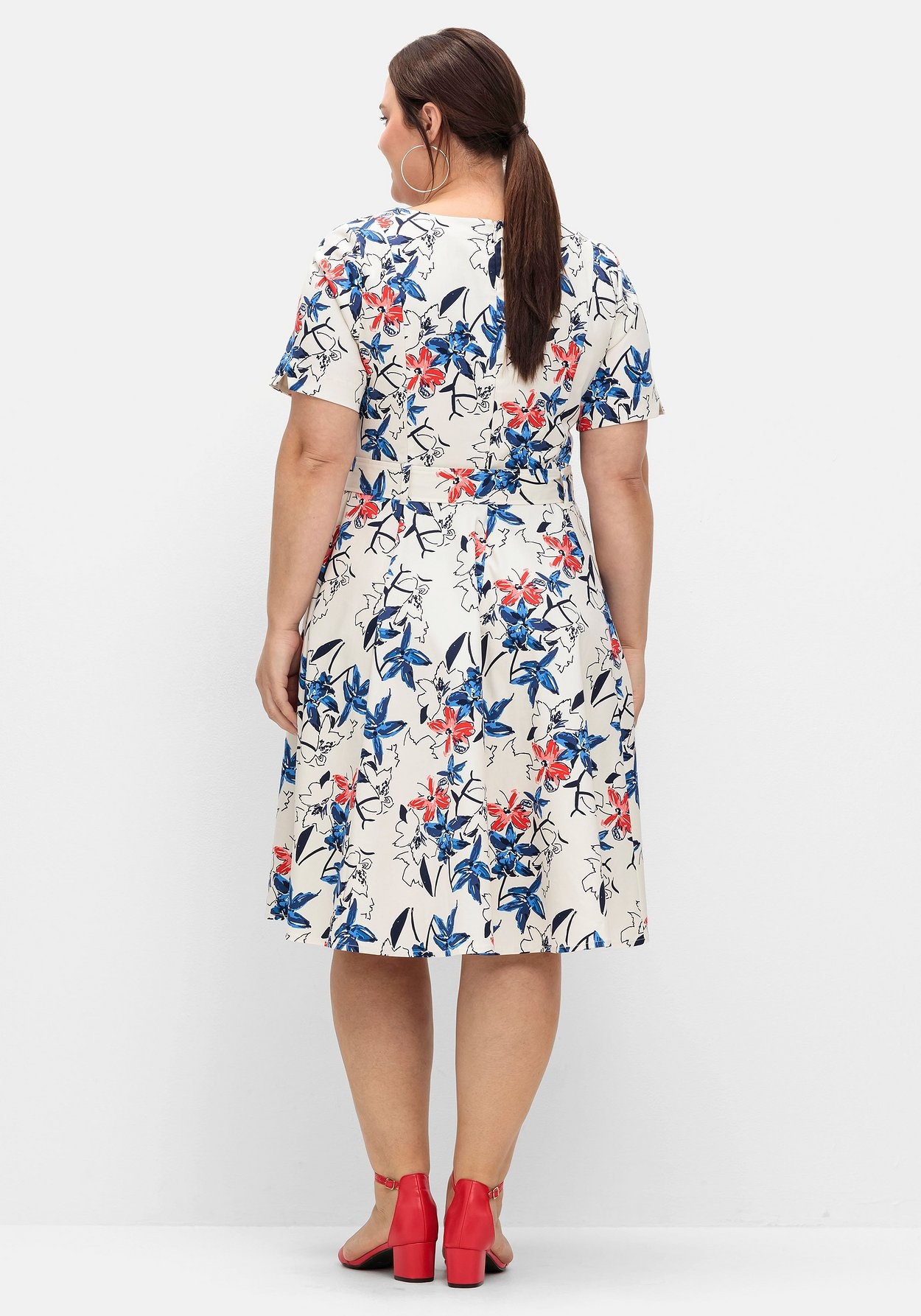 Sheego Abendkleid »Cocktailkleid mit Blumenprint und Stoffgürtel«
