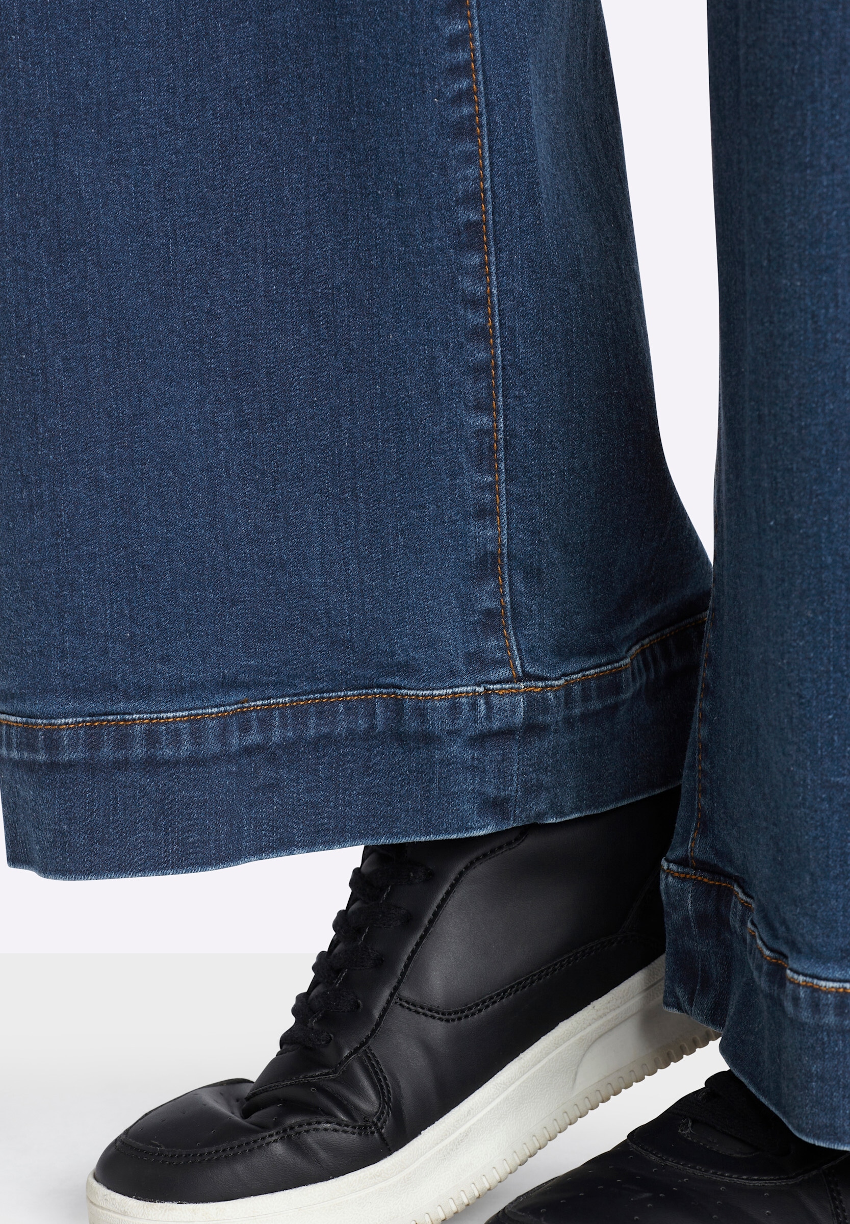 Sheego Bequeme Jeans »Jeans Weite Jeans mit Deko-Knöpfen«