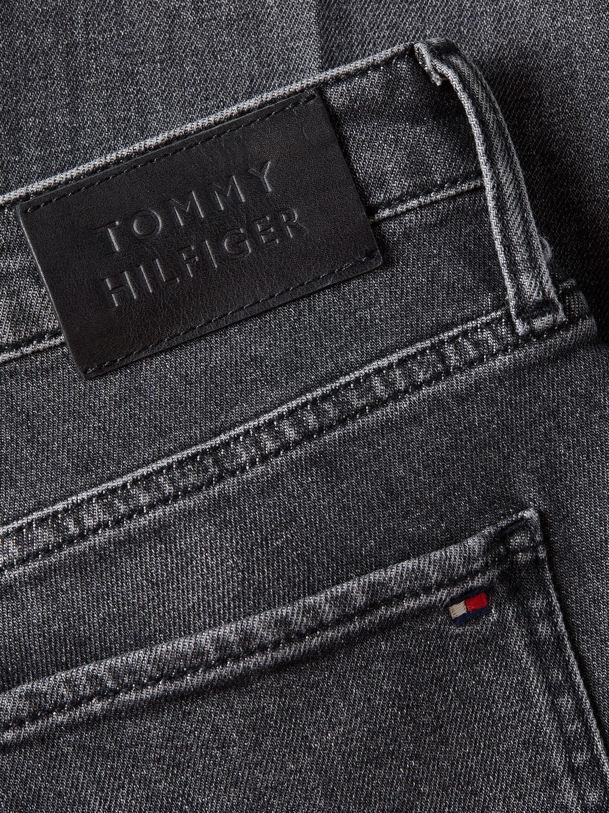 bei »BOOTCUT Hilfiger mit OTTO Leder-Badge RW online Bootcut-Jeans Tommy BEA«,