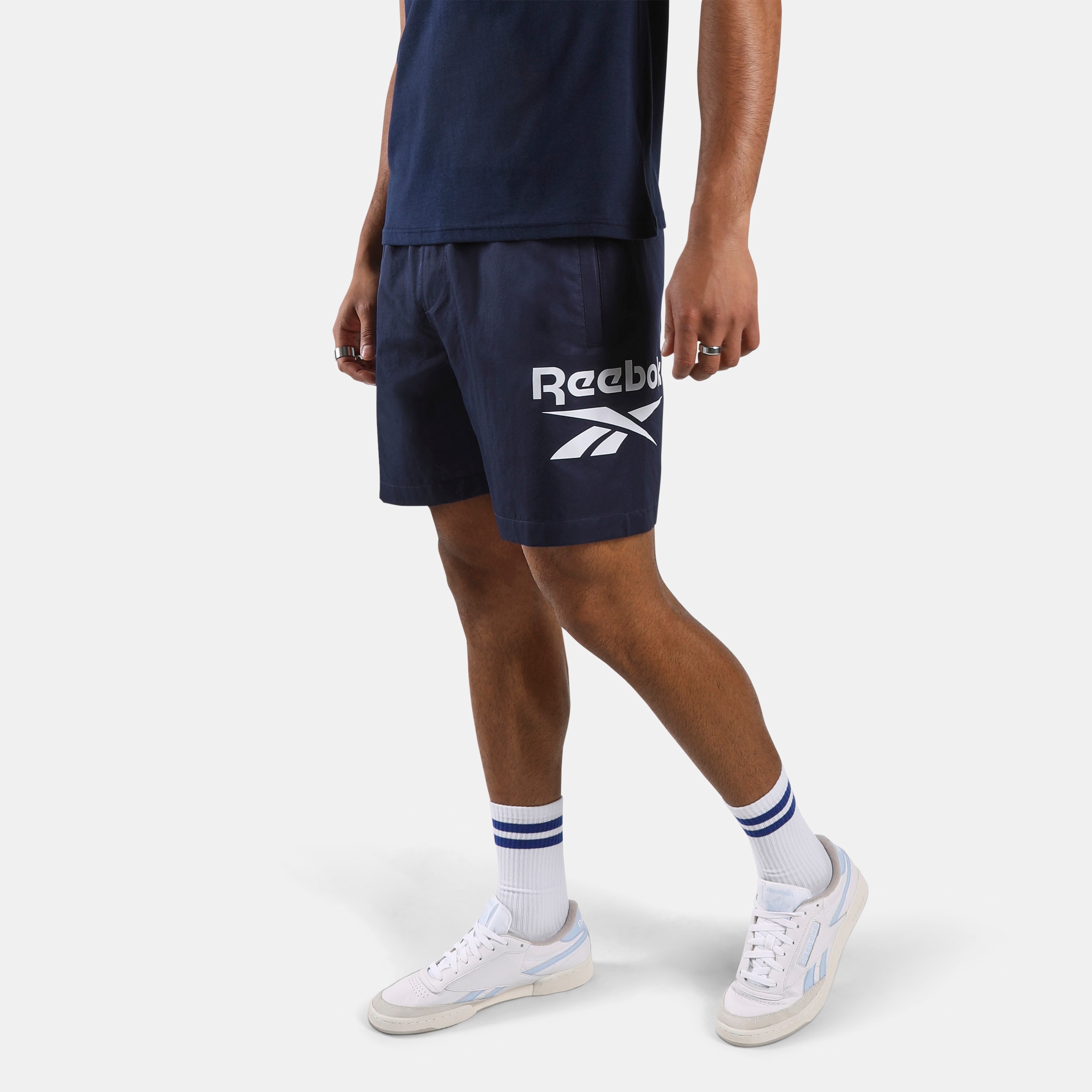 Reebok Trainingsshorts »ID 1-COLOR LOGO 7" WOVEN SHORT«  sportlicher Stil, bequeme Passform