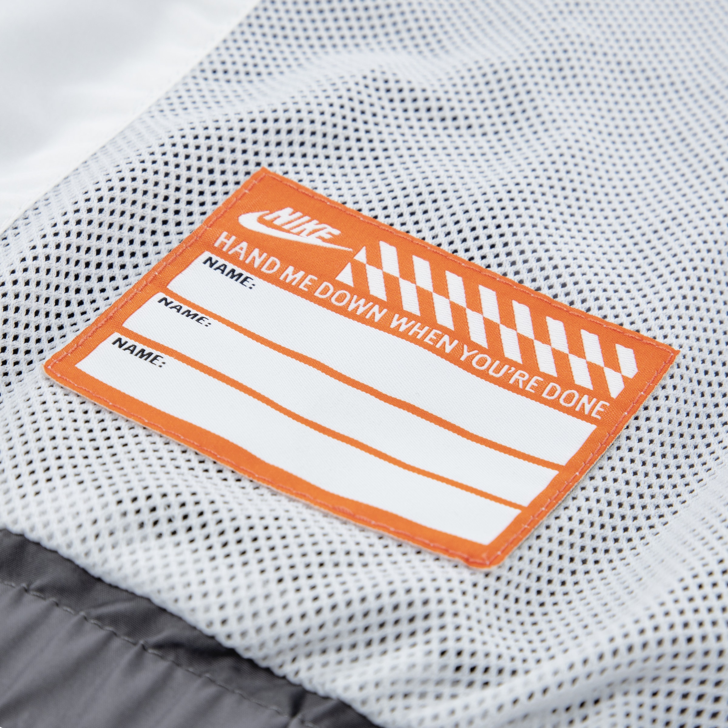 Nike Sportswear Windbreaker »NKN NIKE NEW CHEVRON WINDRUNNE« für Kinder, leichtes Material, funktionales Design