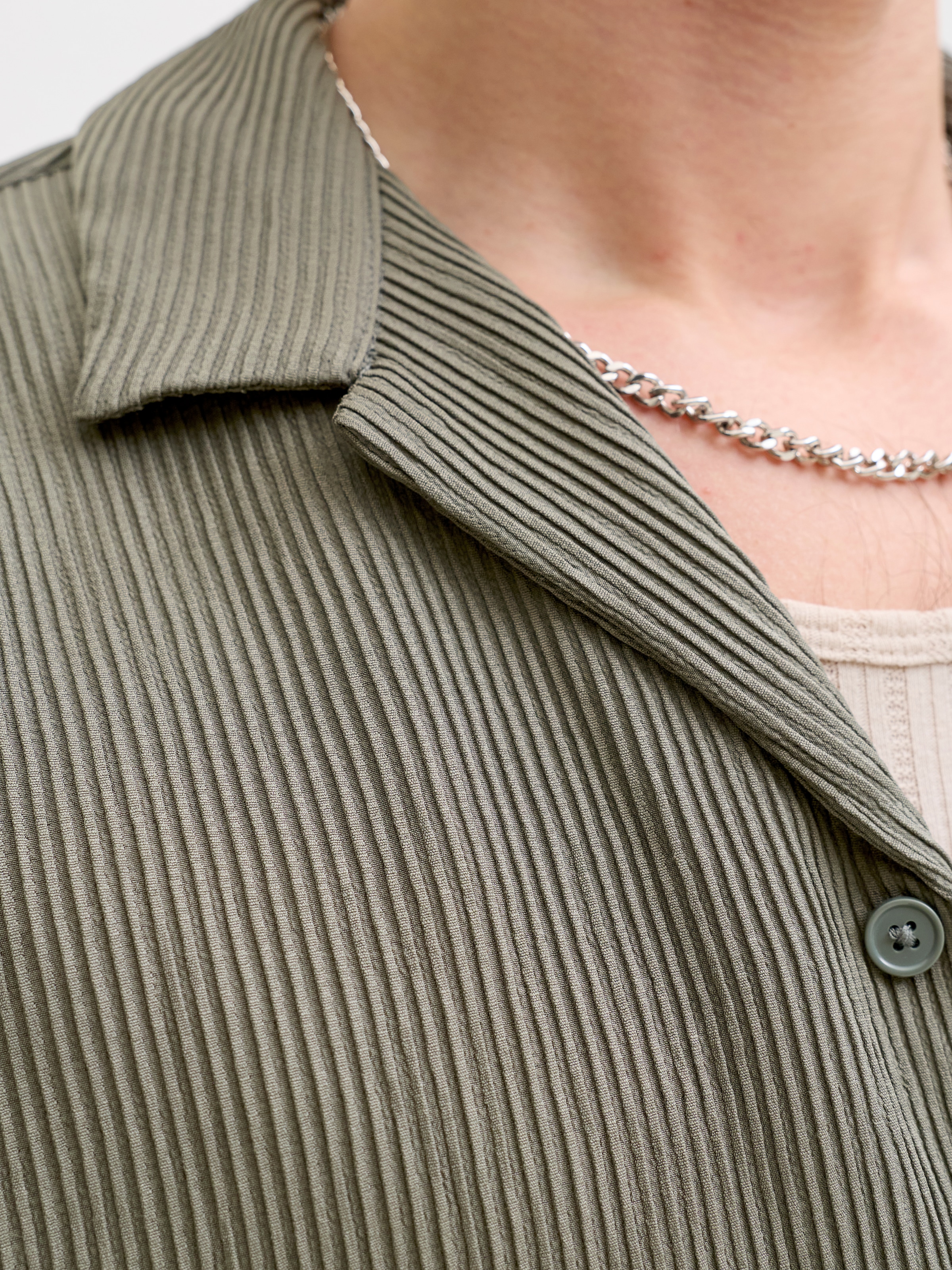 Jack & Jones Kurzarmhemd »JJEHARRISON RESORT SHIRT SS SN« Materialmix mit Stretch, loose fit