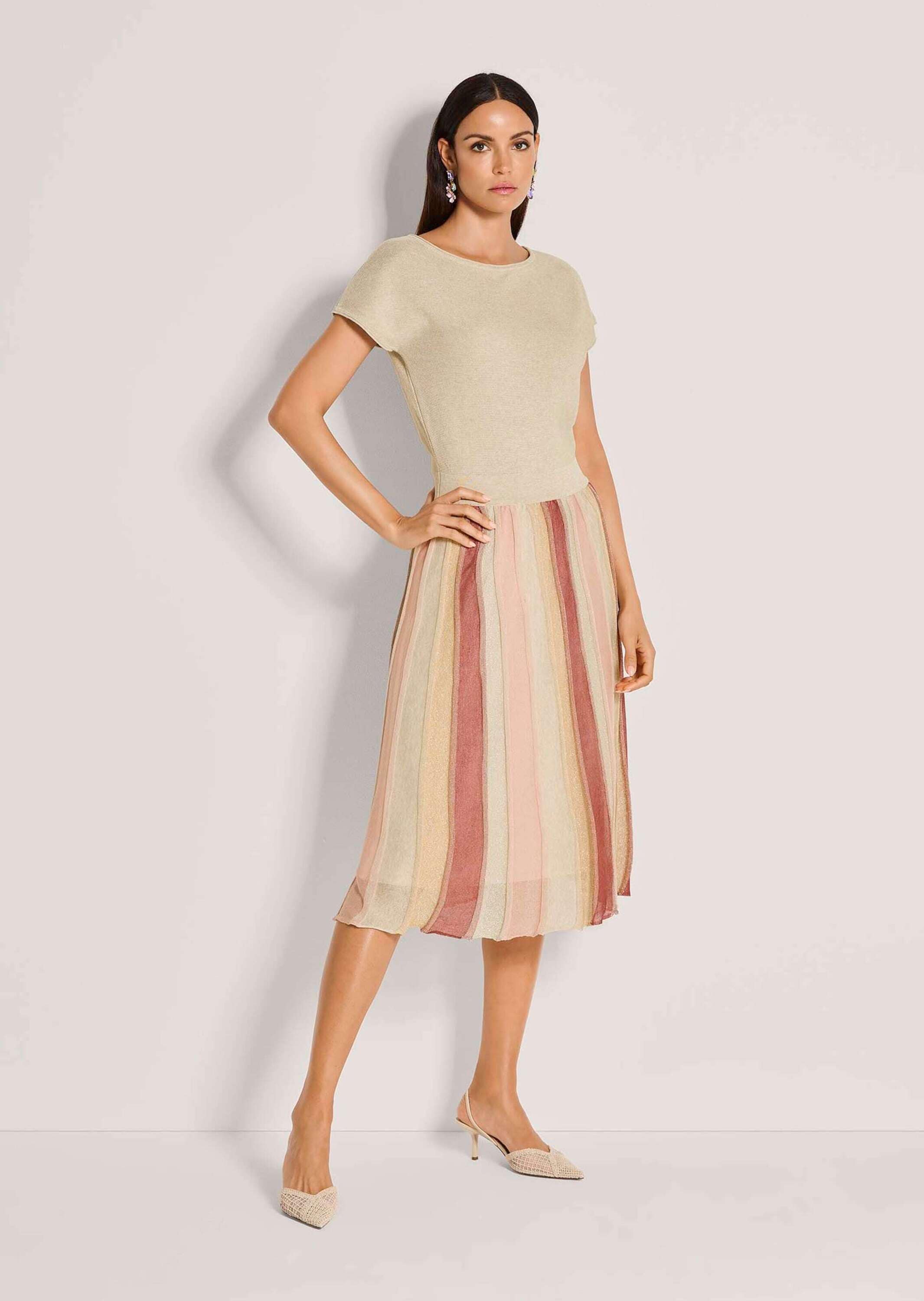 MADELEINE Strickkleid »Strickkleid Midi-Kleid mit kurzem Arm, schwingender Rock« Überschnittene Schultern