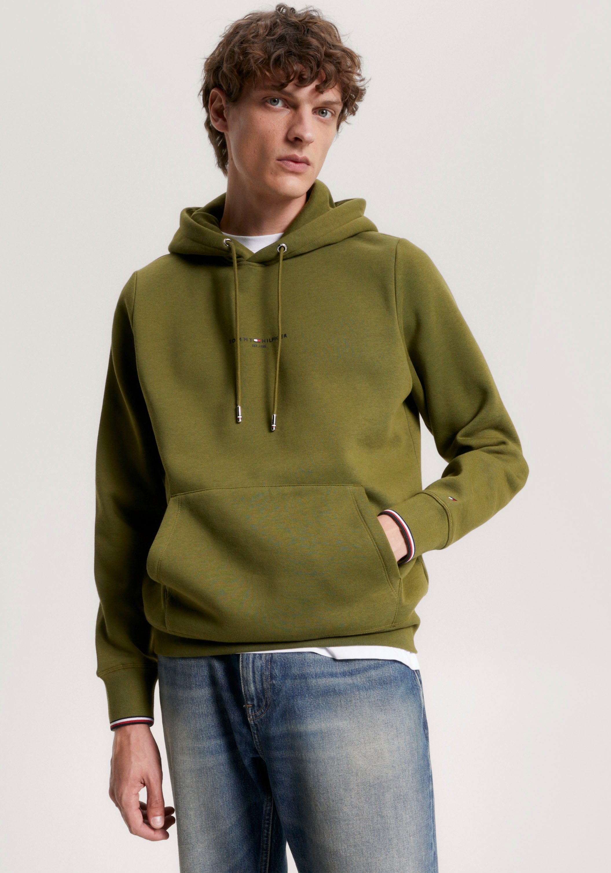 Tommy Hilfiger Hoodie »TOMMY LOGO TIPPED HOODY«, Tommy-Tape innen am Ausschnitt, Flag-Stickerei am Ärmel