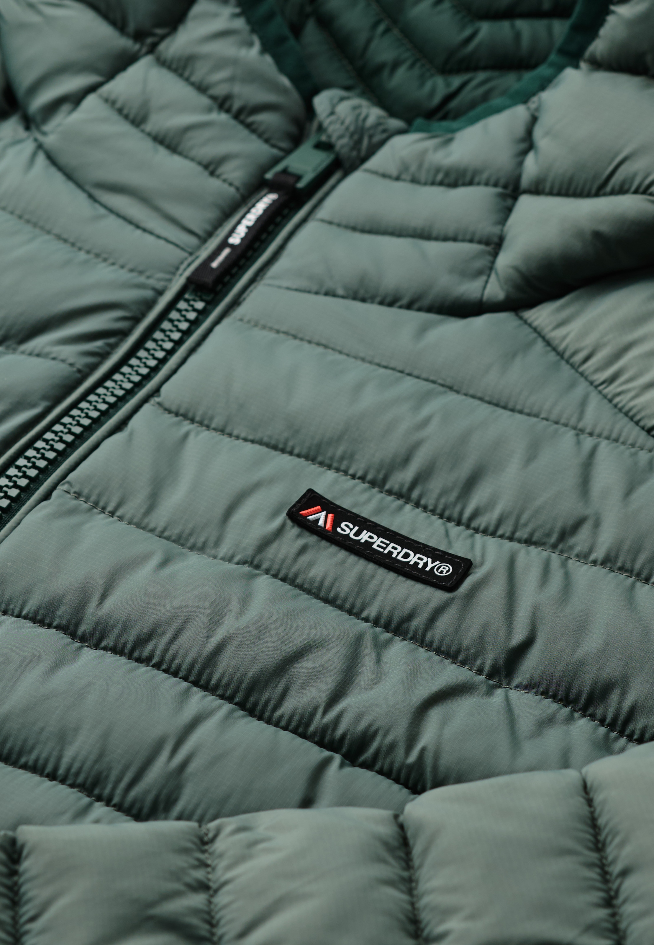 Superdry Steppjacke »HOODED FUJI LITE PADDED JACKET« mit Kapuze