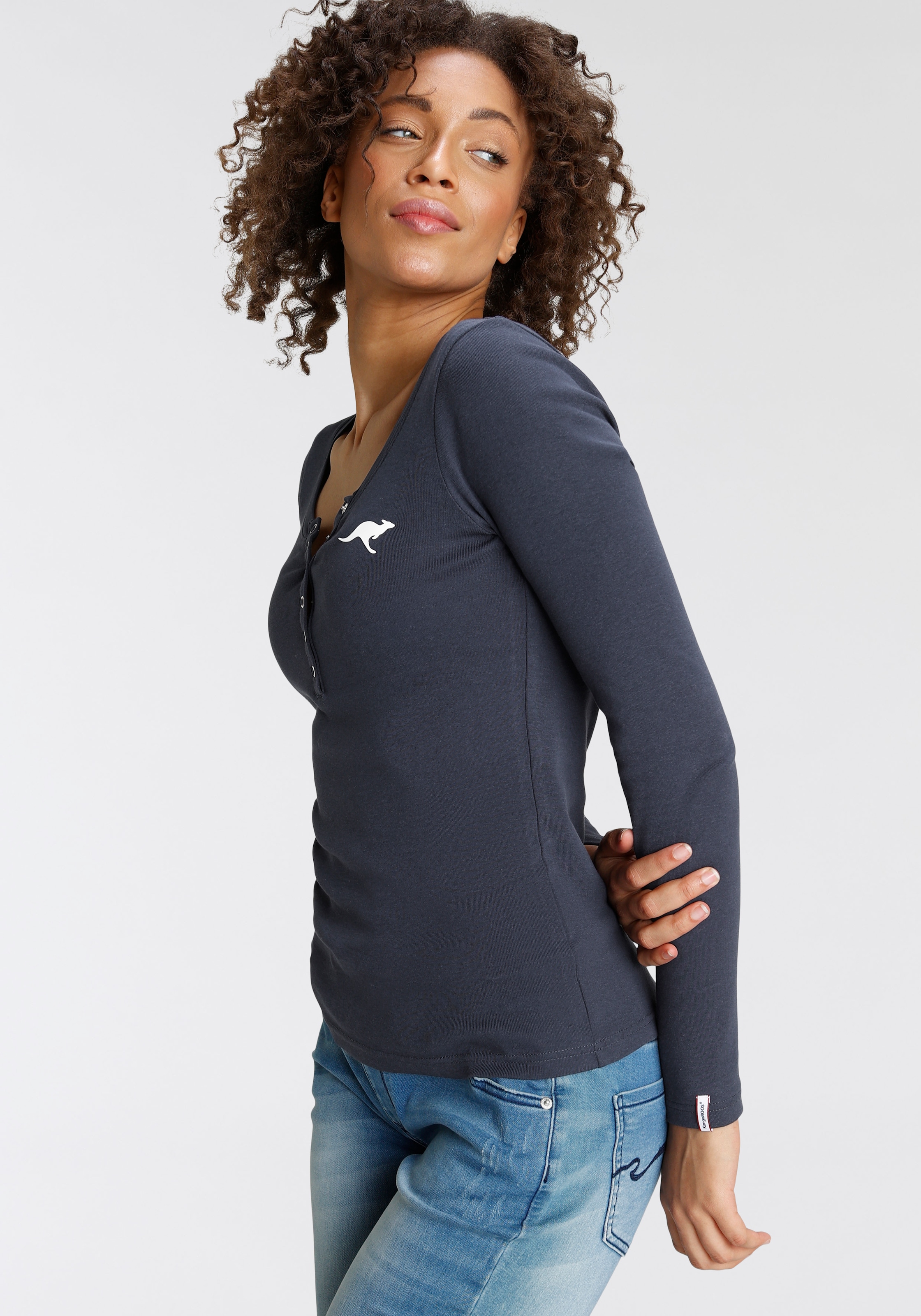 KangaROOS Langarmshirt, krempelbare Ärmel, figurbetonter Schnitt, mit Logodruck