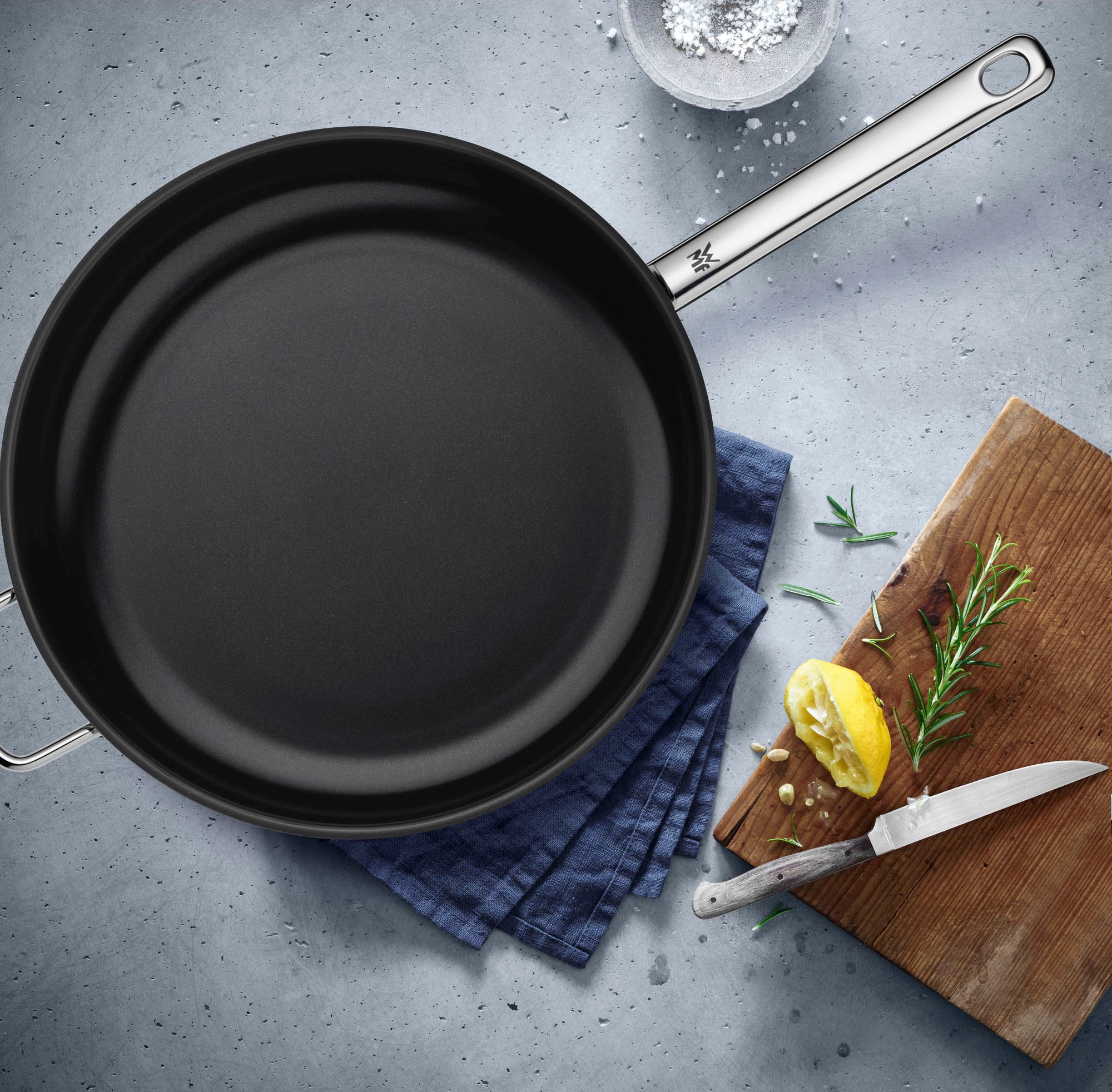 WMF Bratpfanne »Devil Induktion, extra große Edelstahlpfanne antihaftbeschichtet«, Cromargan® Edelstahl Rostfrei 18/10, (1 tlg.), für alle Herdarten geeignet, Keramikbeschichtet, backofenfest