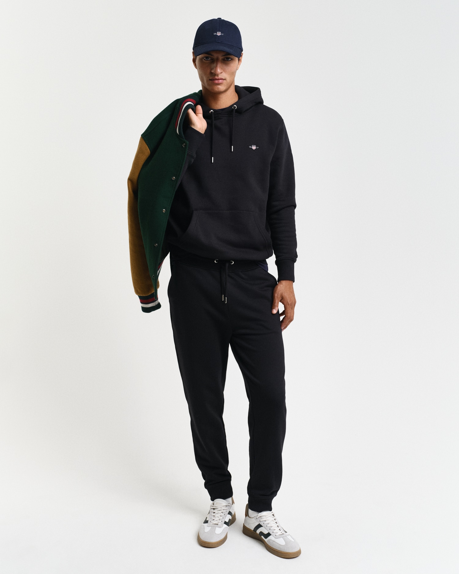 Gant Sweathose »REG SHIELD SWEATPANTS«, mit Logostickerei unterhalb des Bunds