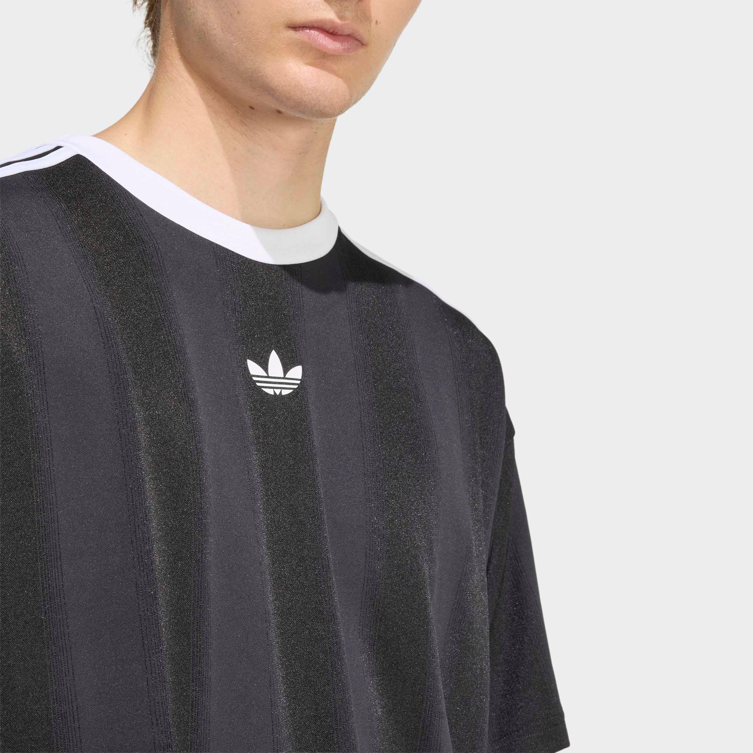 adidas Originals T-Shirt »ADIDAS ADICOLOR JACQUARD TRIKOT« lockere Passform, Rundhalsausschnitt, mit klassischem Trefoil Logo