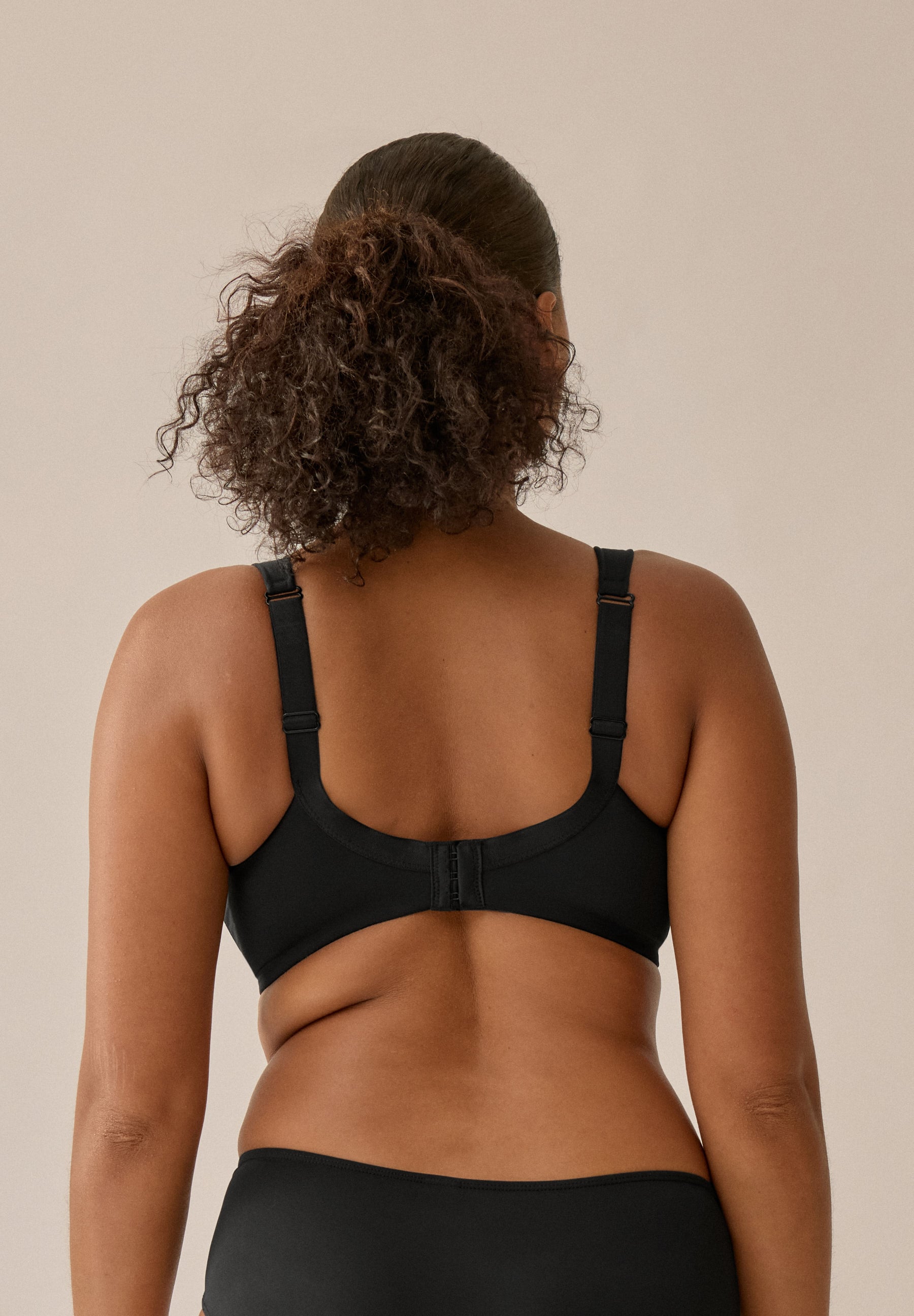 Naturana Schalen-BH »The Wednesday« 1 Stk. tlg., herausnehmbare Pads, breite Träger, Entlastungsträger, feminin, basic