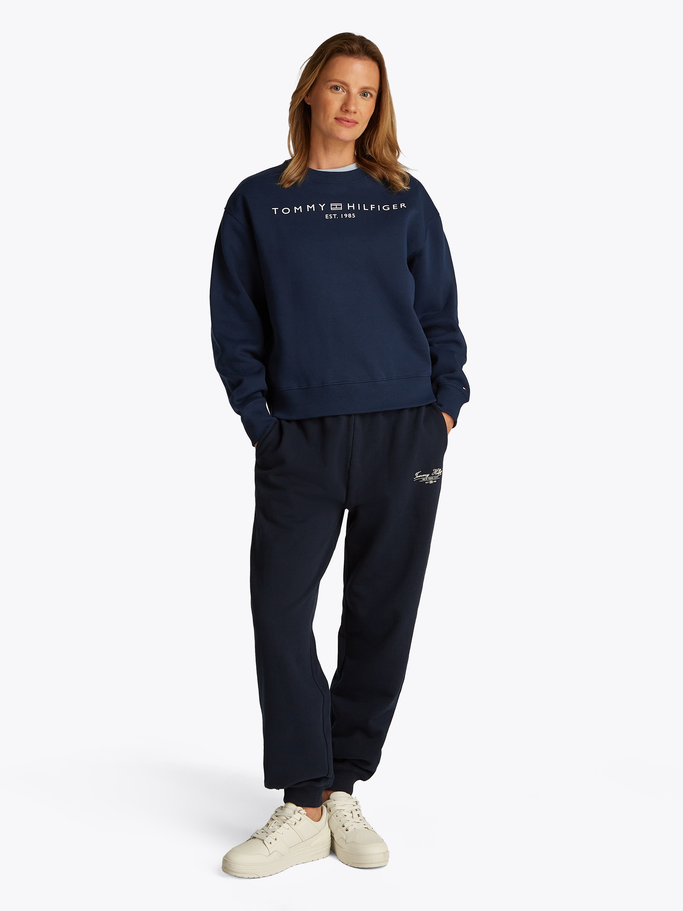 Tommy Hilfiger Sweatshirt »MDRN REG CORP LOGO C-NK SWTSHRT«, mit Logoschriftzug