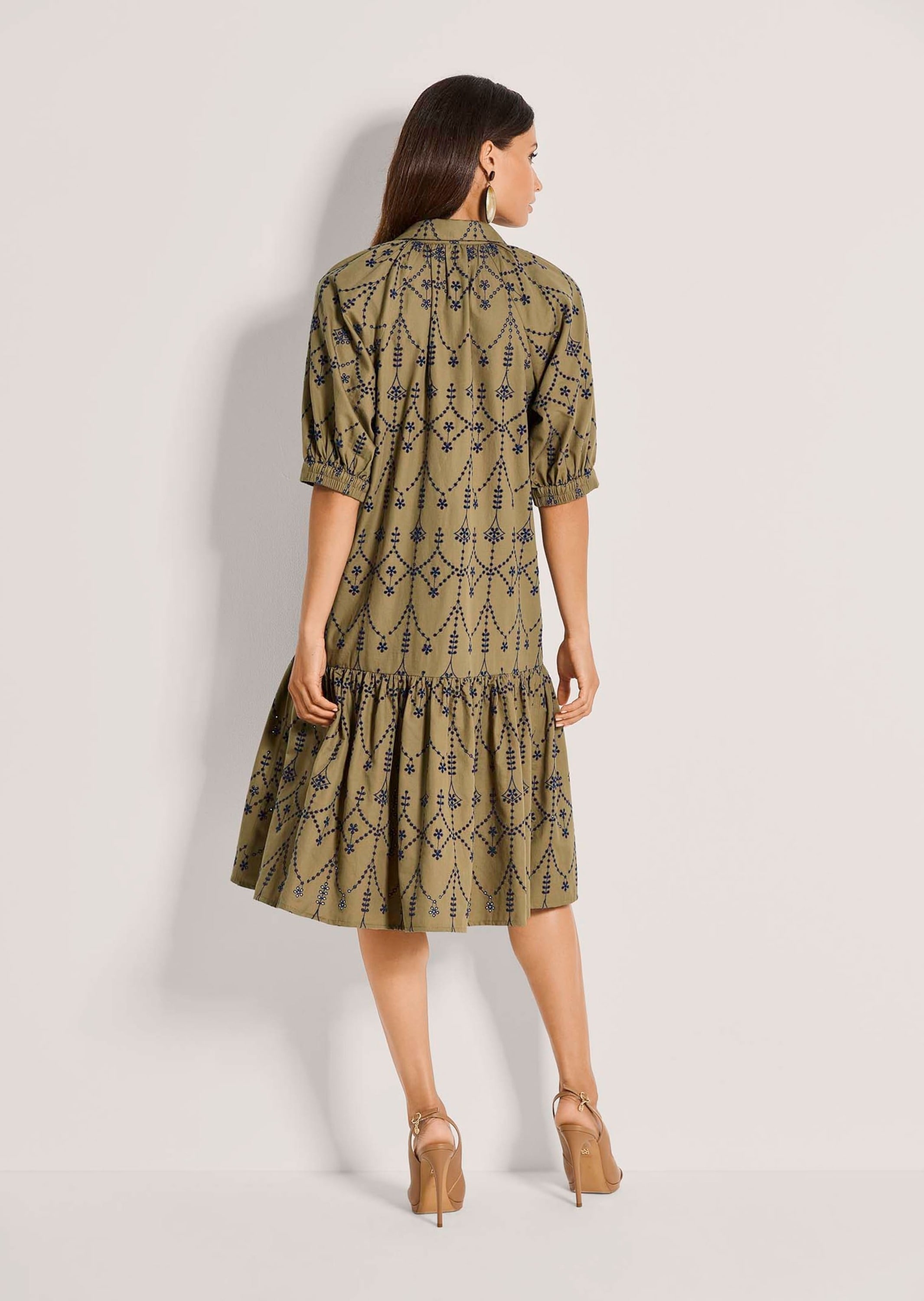 MADELEINE Midikleid »Hemdblusenkleid Sommerliches Midikleid mit Volant« Kleid mit Lochstickerei