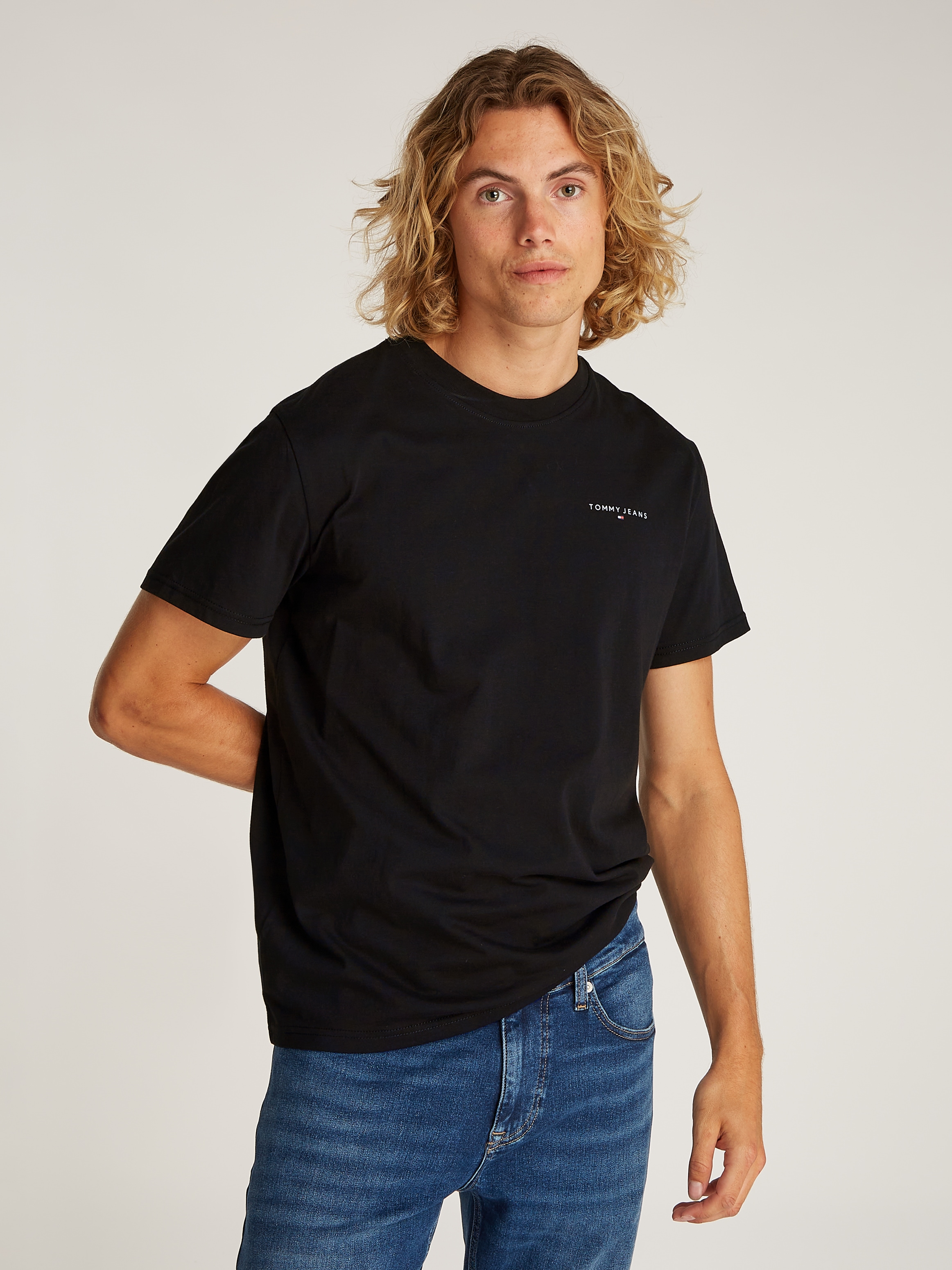 Tommy Jeans T-Shirt »TJM SLIM LINEAR CHEST SS TEE EXT«, mit Logodruck