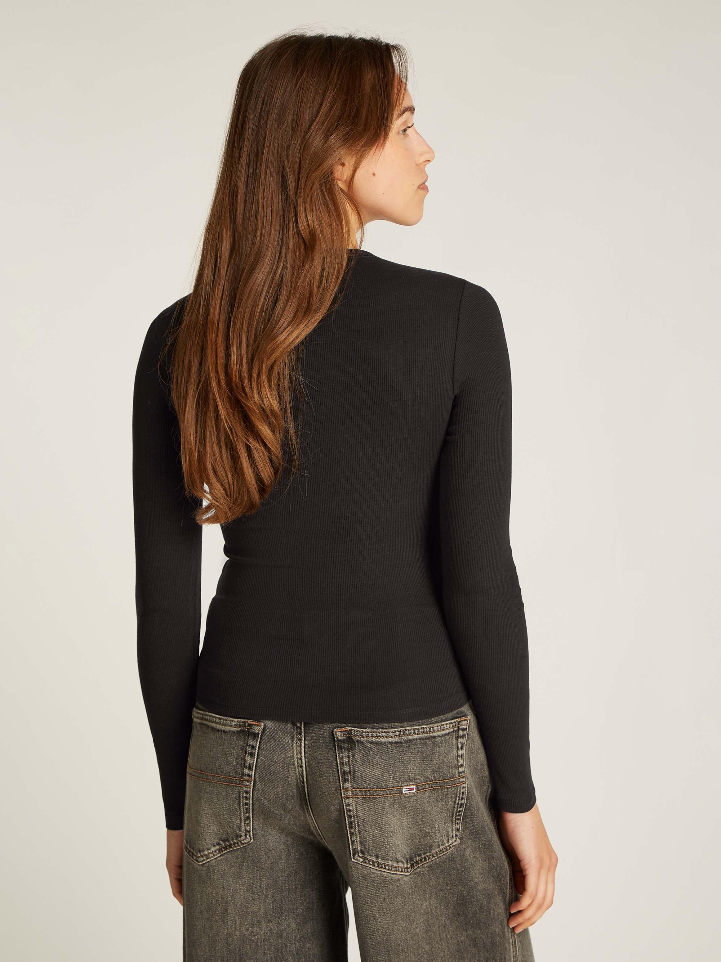 Tommy Jeans Langarmshirt »TJW SLIM ESSENTIAL RIB LS«, mit Logostickerei