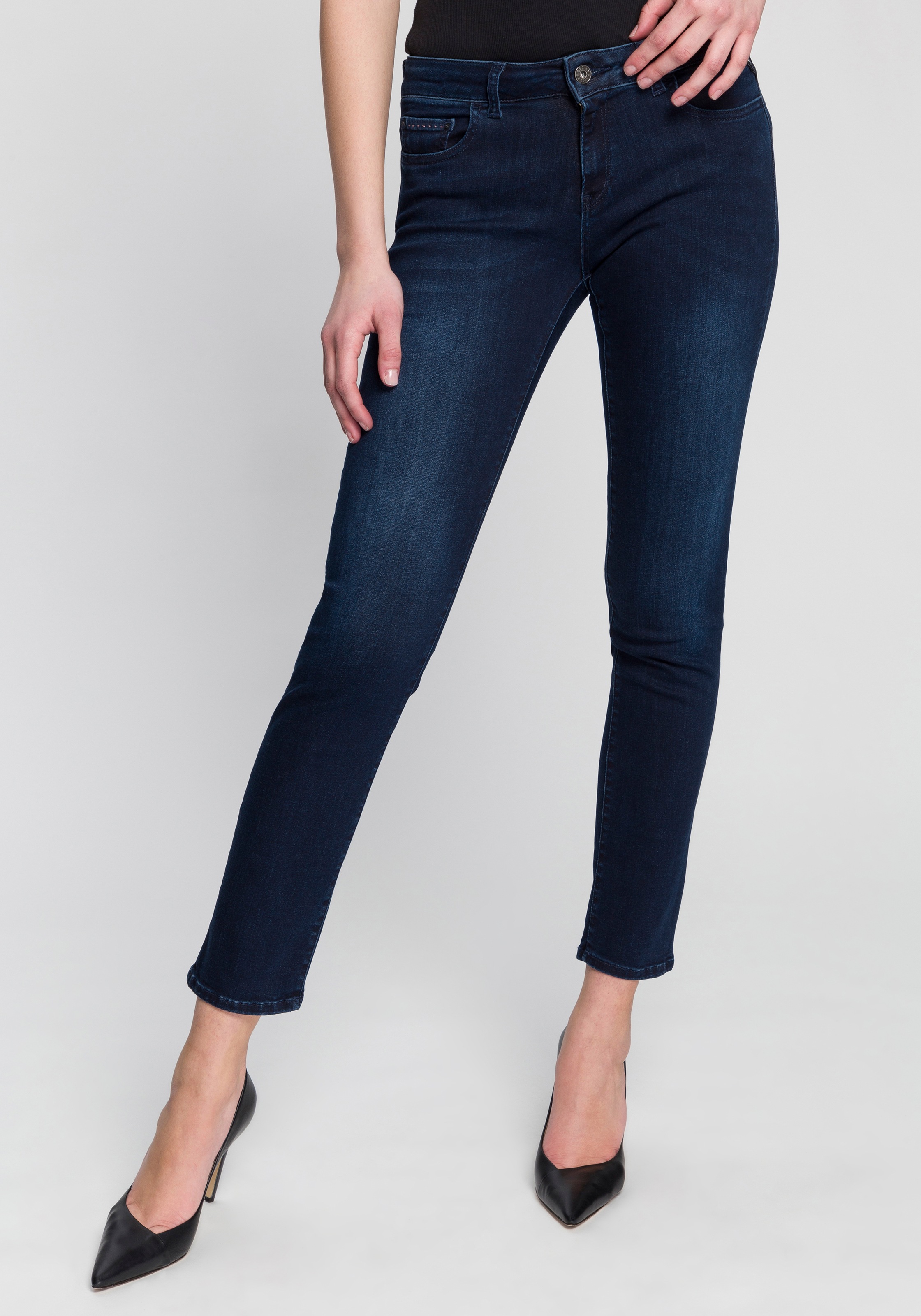 Replay Slim-fit-Jeans »Faaby«, im Five-Pocket-Style in leicht verkürzter Form