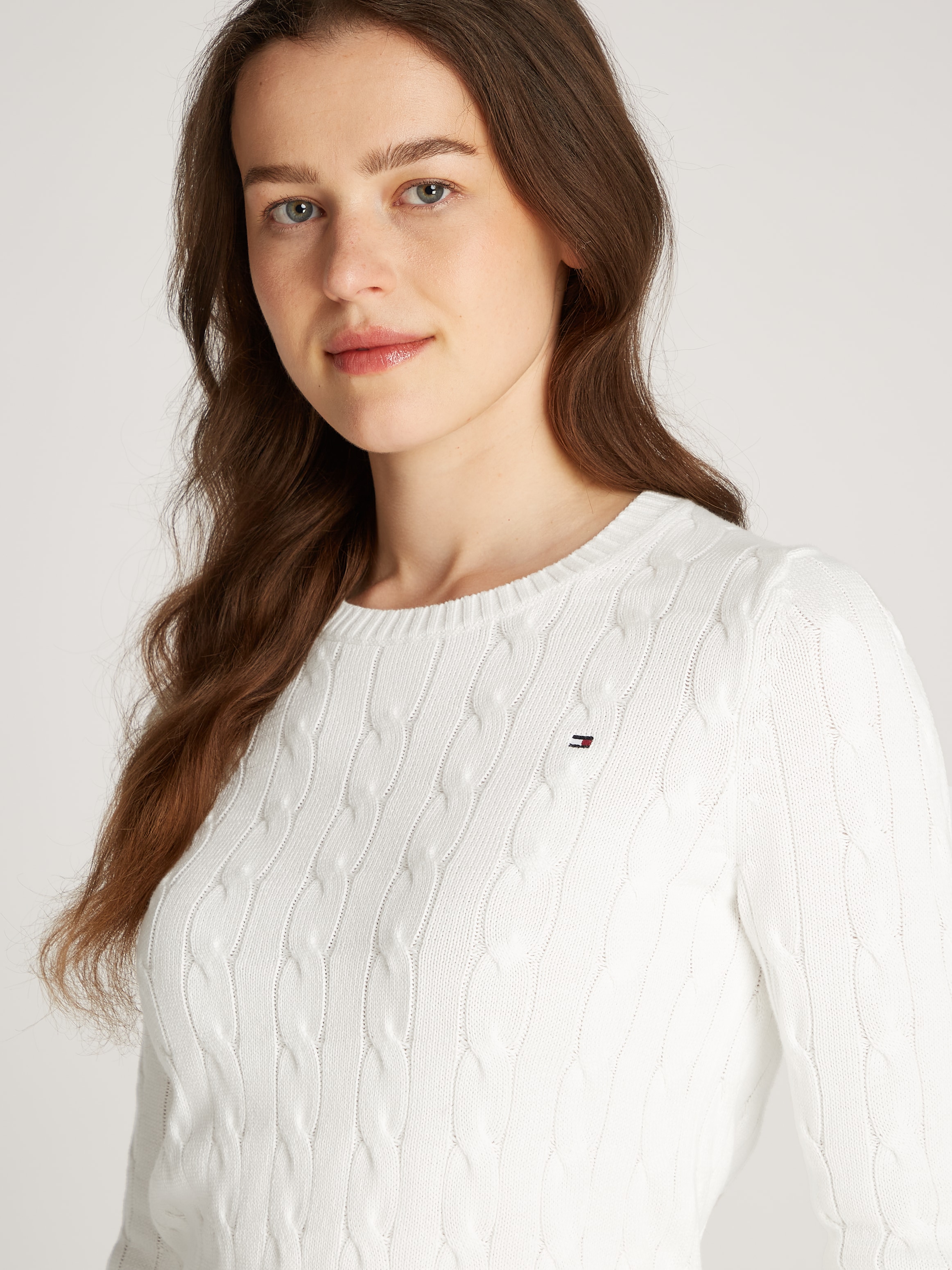 Tommy Hilfiger Rundhalspullover »CO CABLE VAR LS C-NK SWT«, mit Zopfmuster, Logostickerei